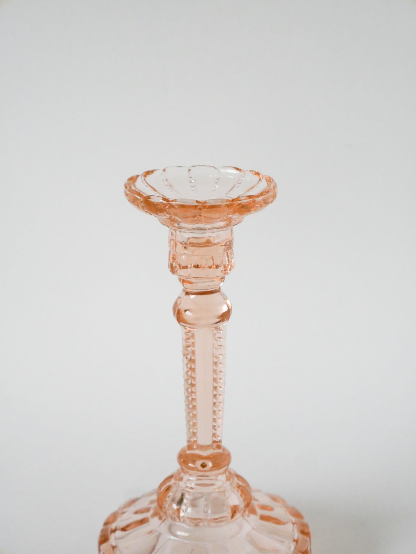Grand bougeoir en verre moulé, Rose, 1950