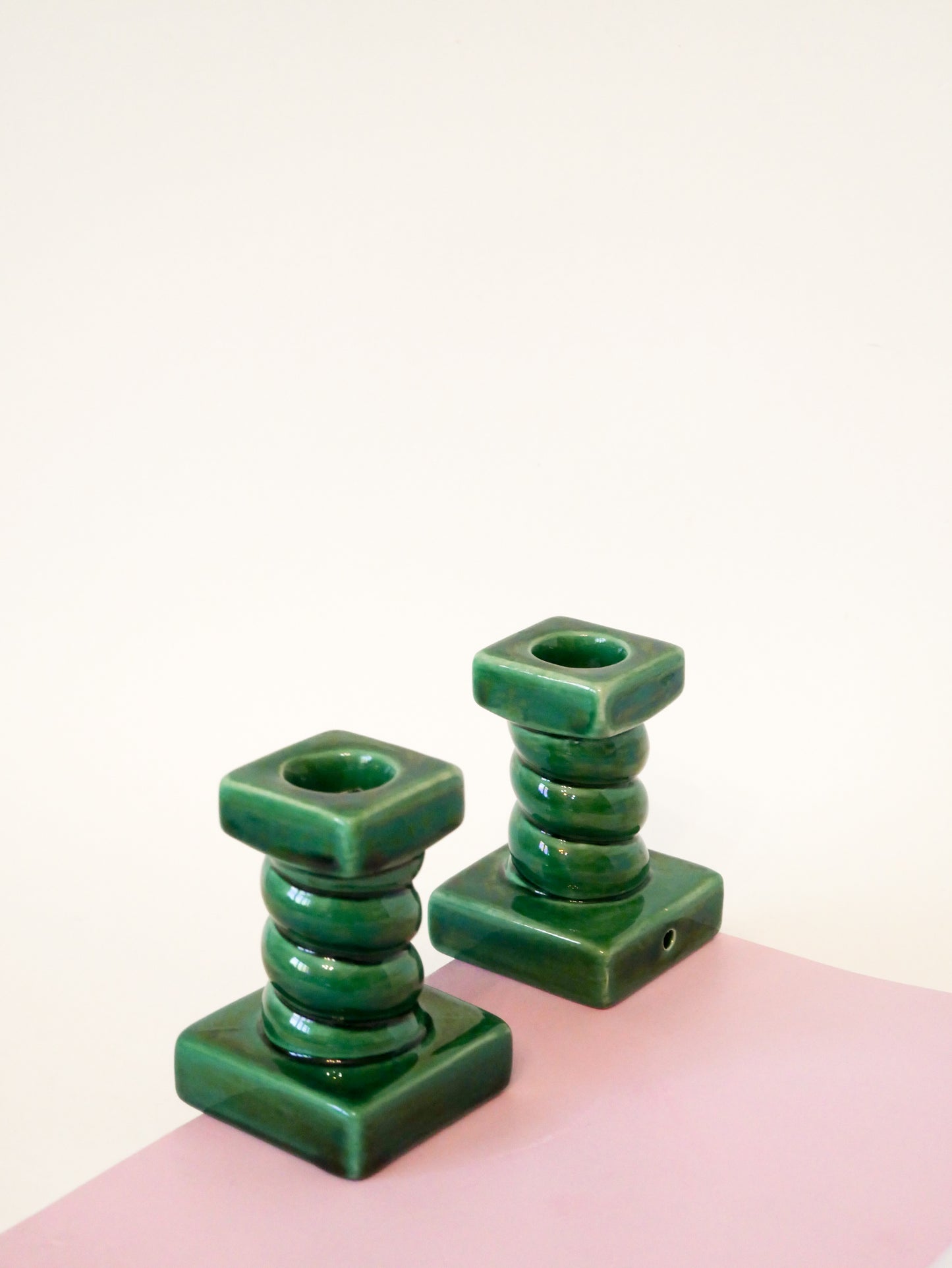 Paire de bougeoirs torsadés en céramique, Vert, 1960