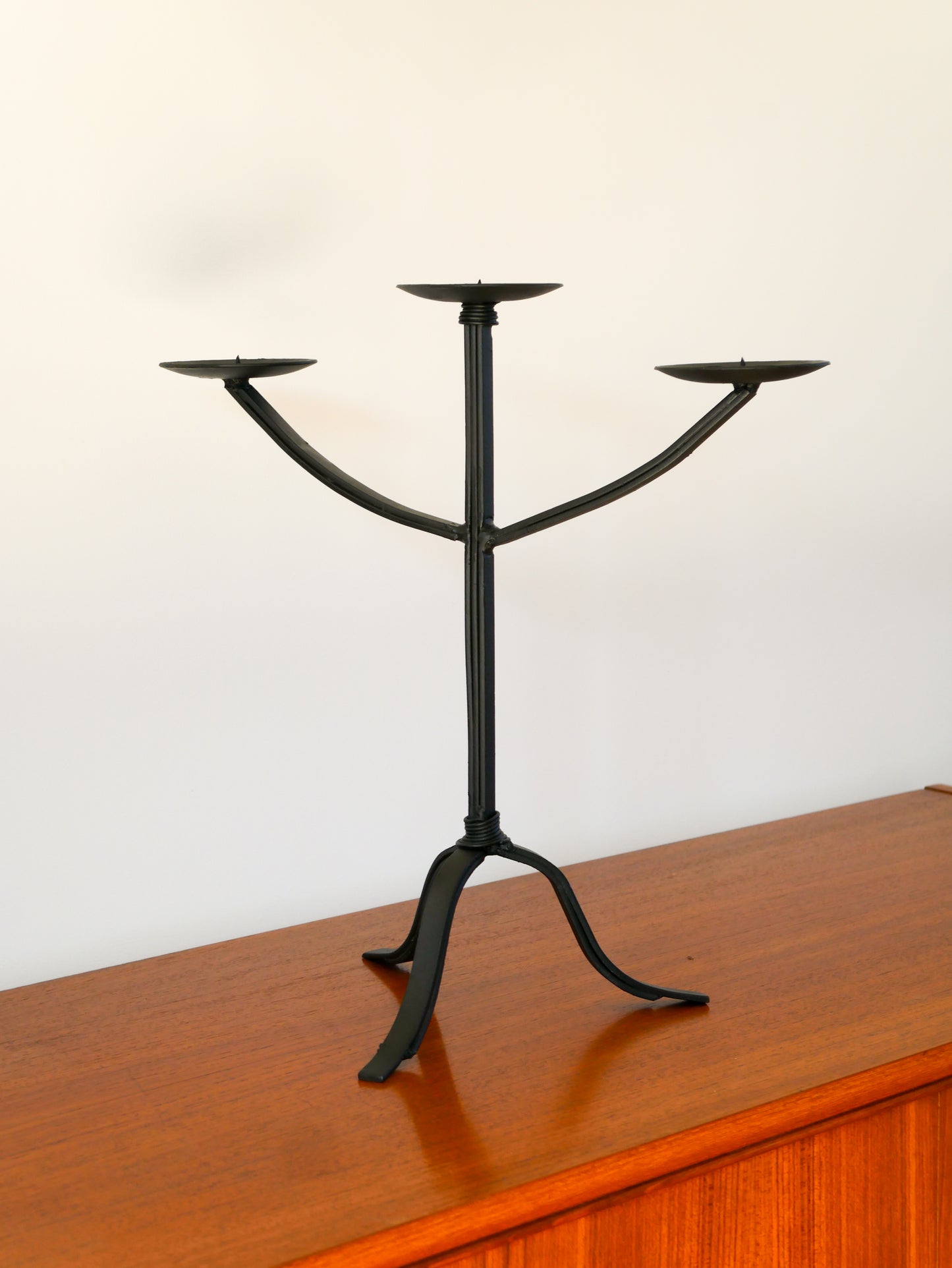 Très grand chandelier tripode en fer Noir, Scandinave, Brutaliste, 1970 - 42 cm