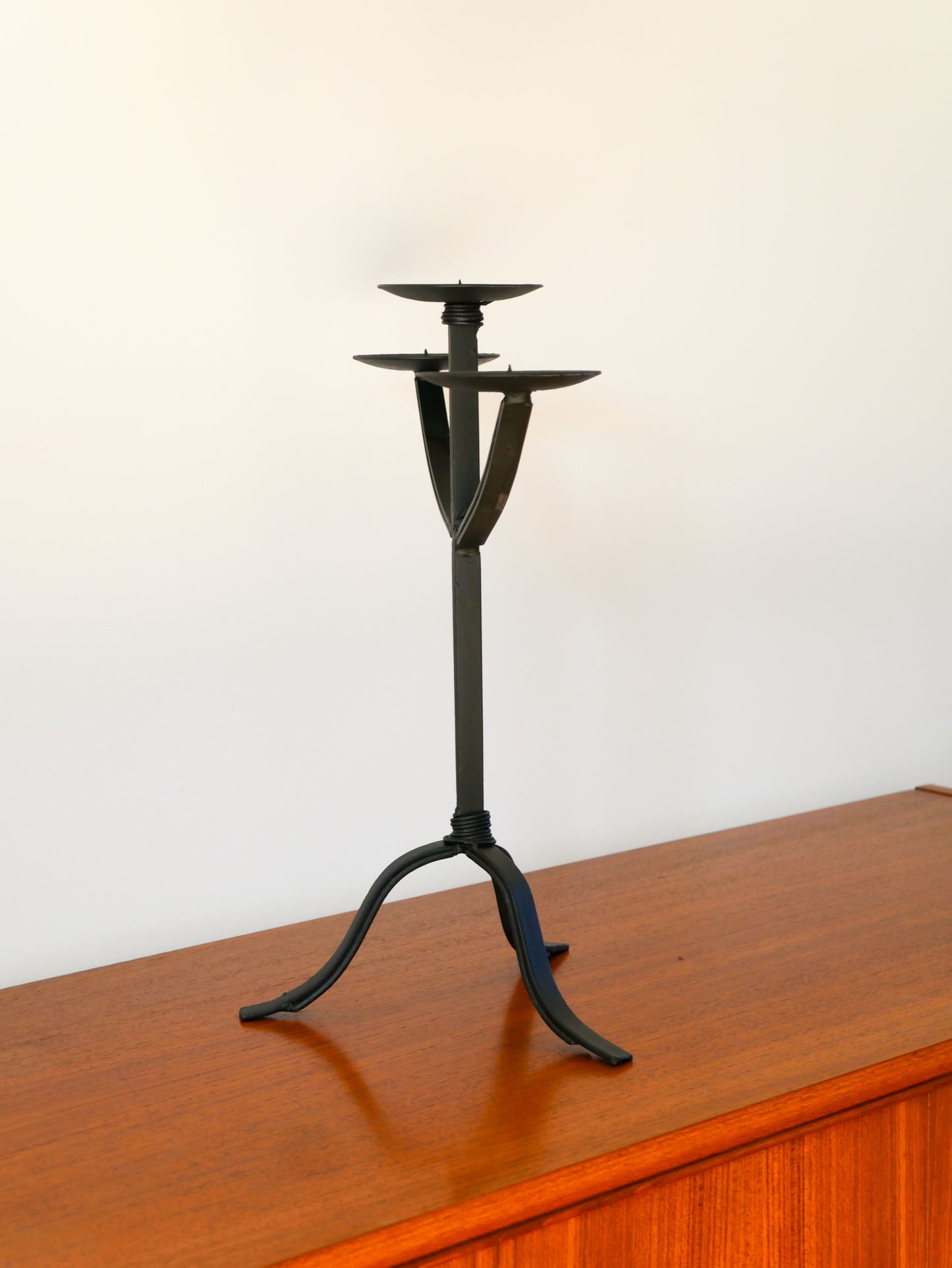 Très grand chandelier tripode en fer Noir, Scandinave, Brutaliste, 1970 - 42 cm