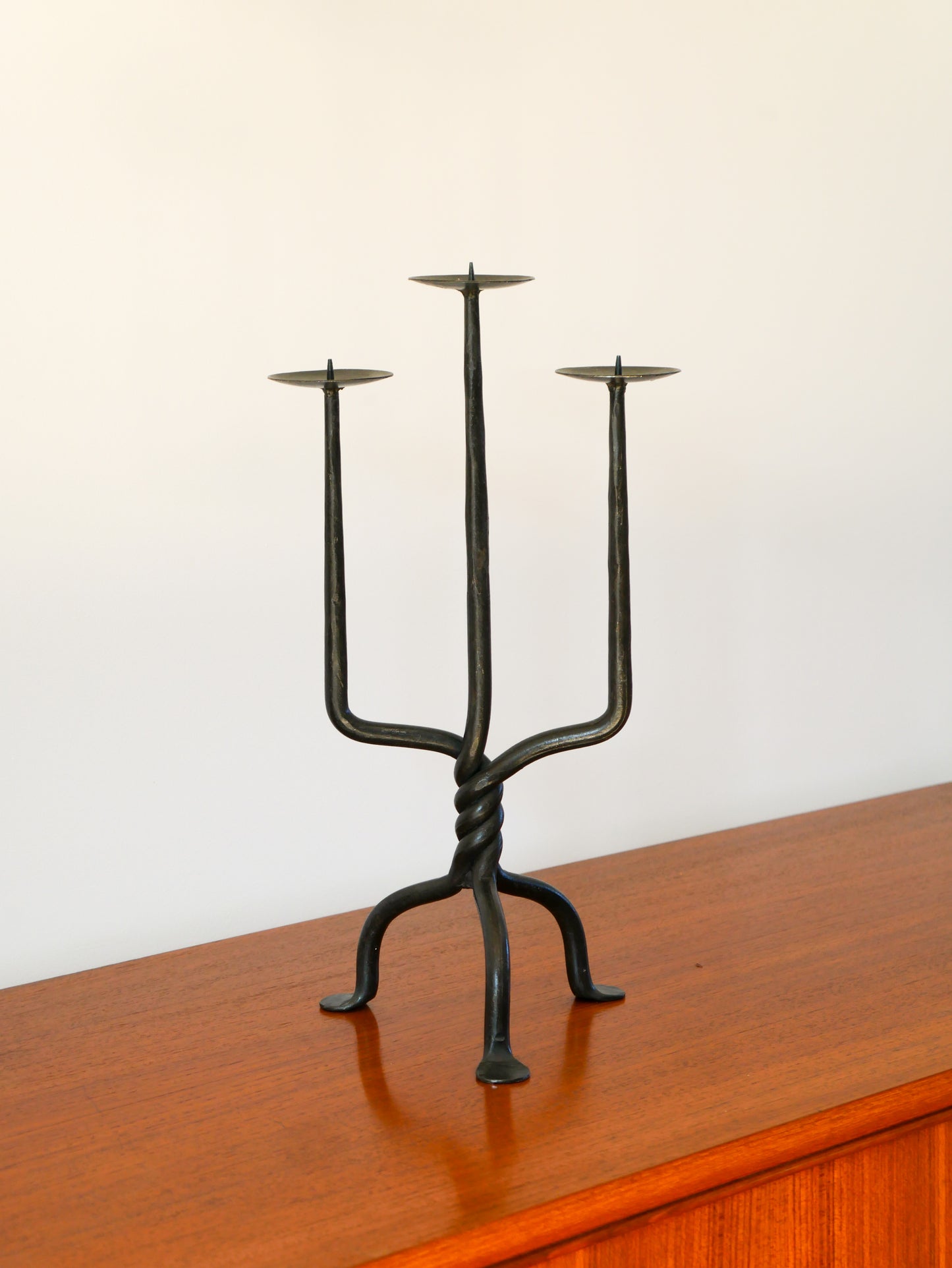 Grand chandelier tripode en fer Noir, Scandinave, Brutaliste, 1970 - 39 cm