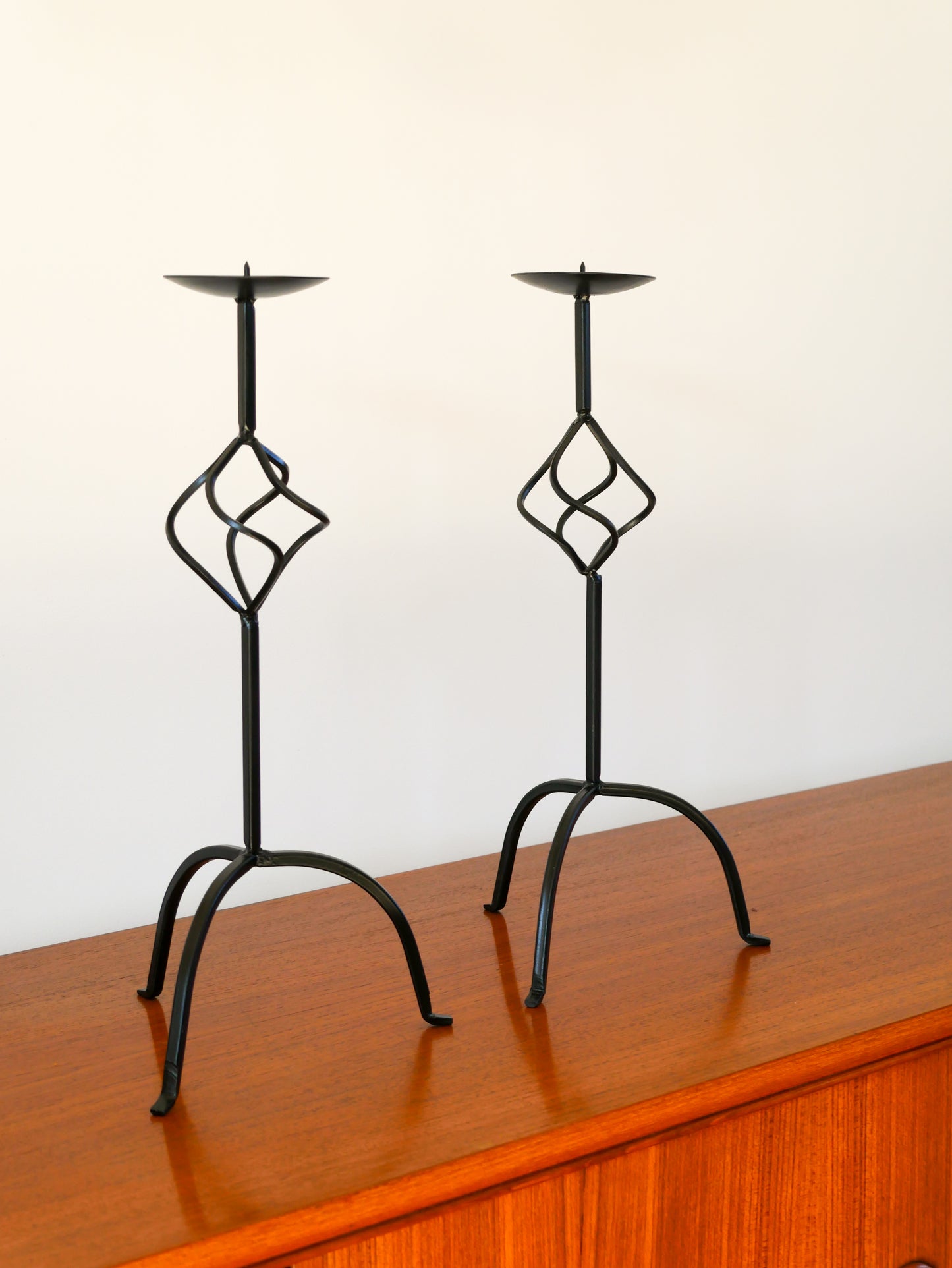 Paire de chandeliers tripodes torsadés en fer Noir, Brutaliste, 1970 - 44 cm