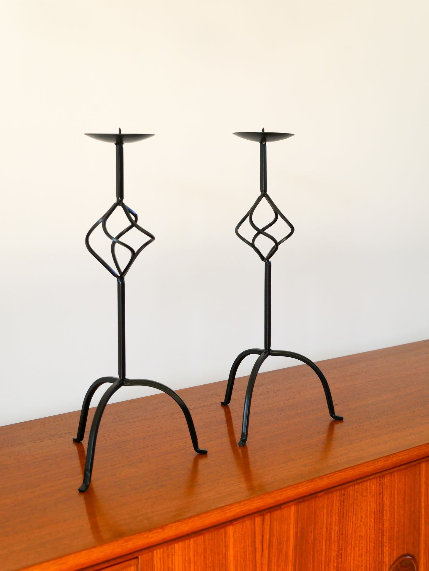 Paire de chandeliers tripodes torsadés en fer Noir, Brutaliste, 1970 - 44 cm
