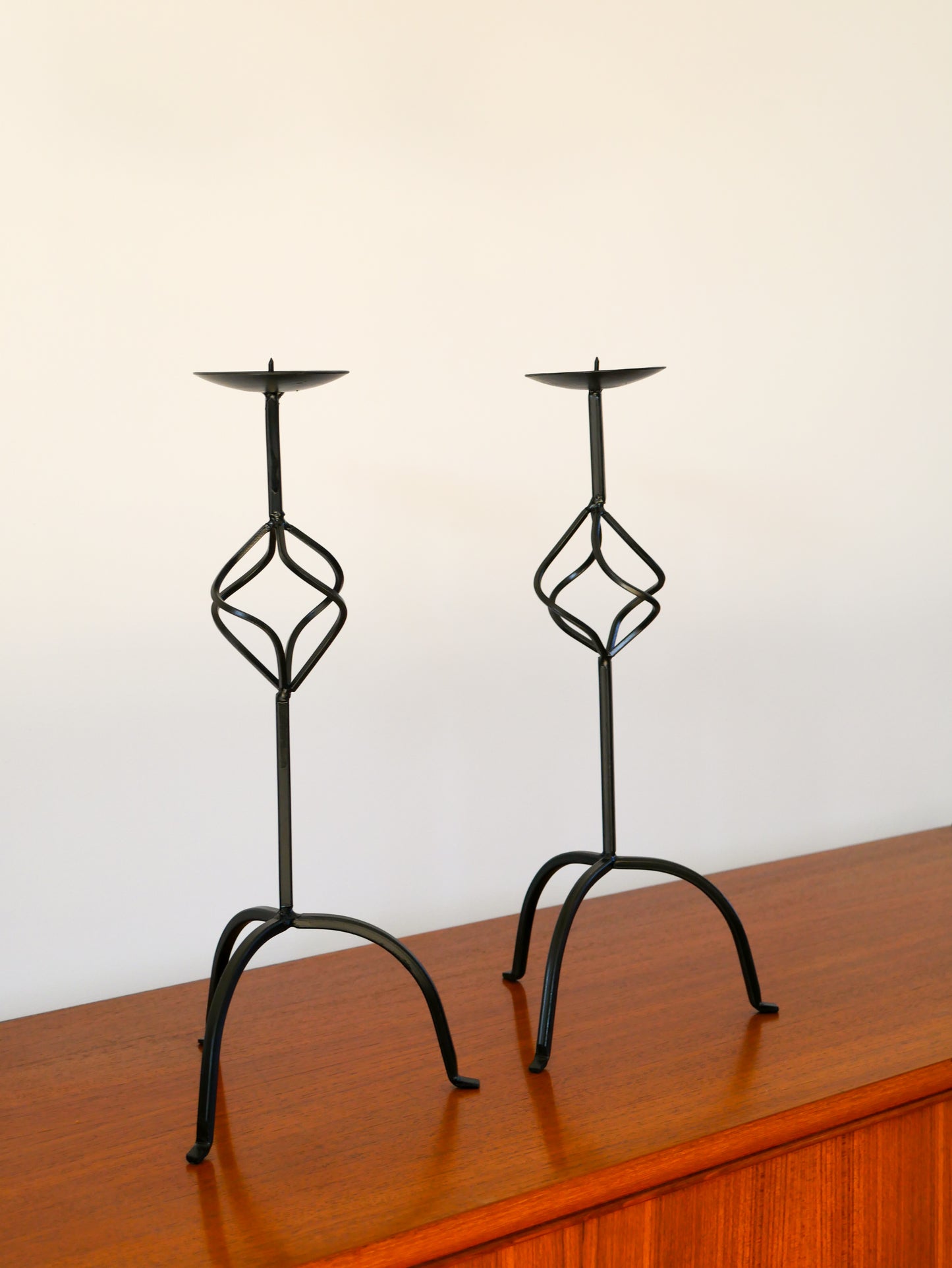 Paire de chandeliers tripodes torsadés en fer Noir, Brutaliste, 1970 - 44 cm