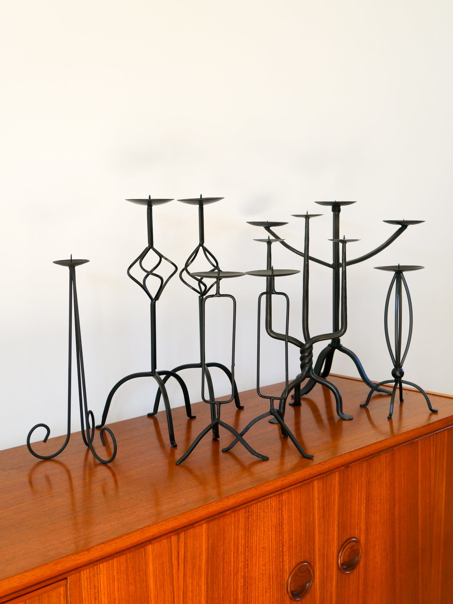 Paire de chandeliers tripodes torsadés en fer Noir, Brutaliste, 1970 - 44 cm