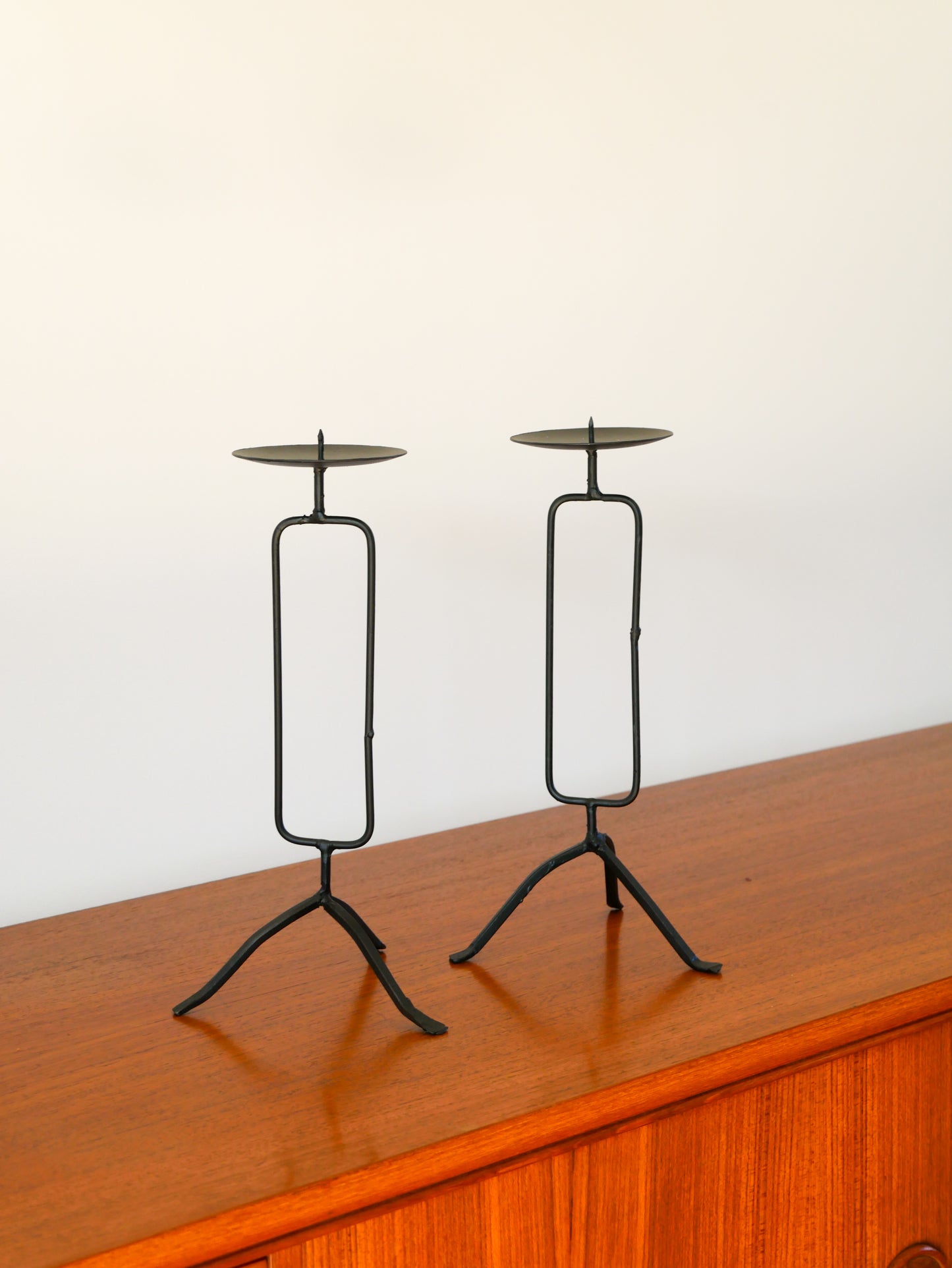 Paire de chandeliers tripodes en fer Noir, Brutaliste, 1970 - 30 cm