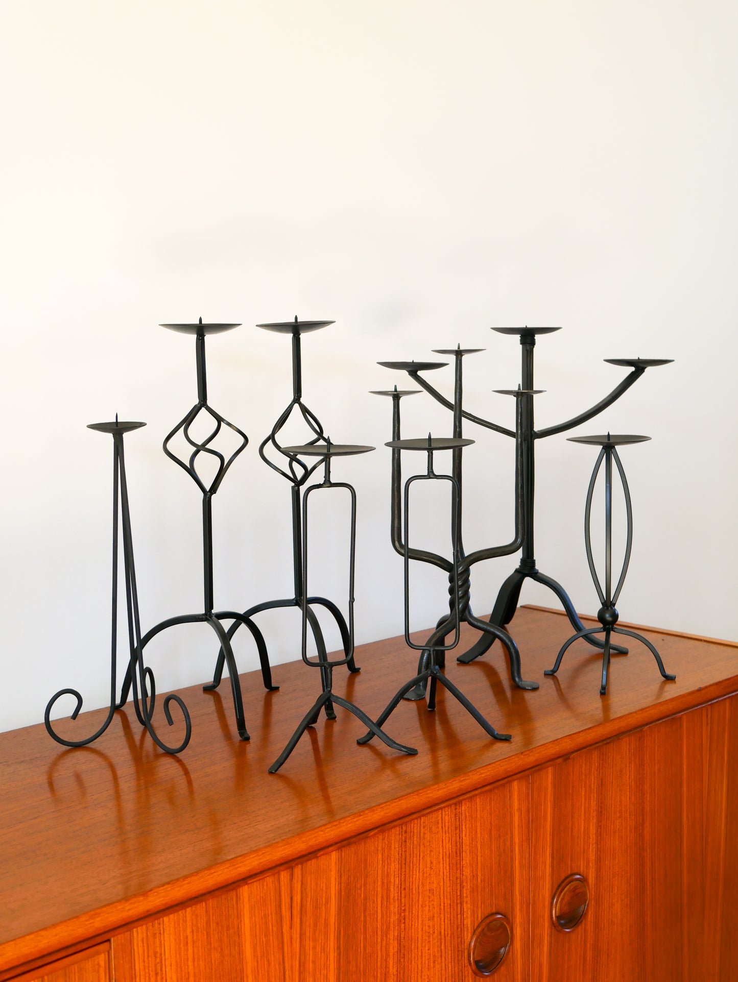 Paire de chandeliers tripodes en fer Noir, Brutaliste, 1970 - 30 cm
