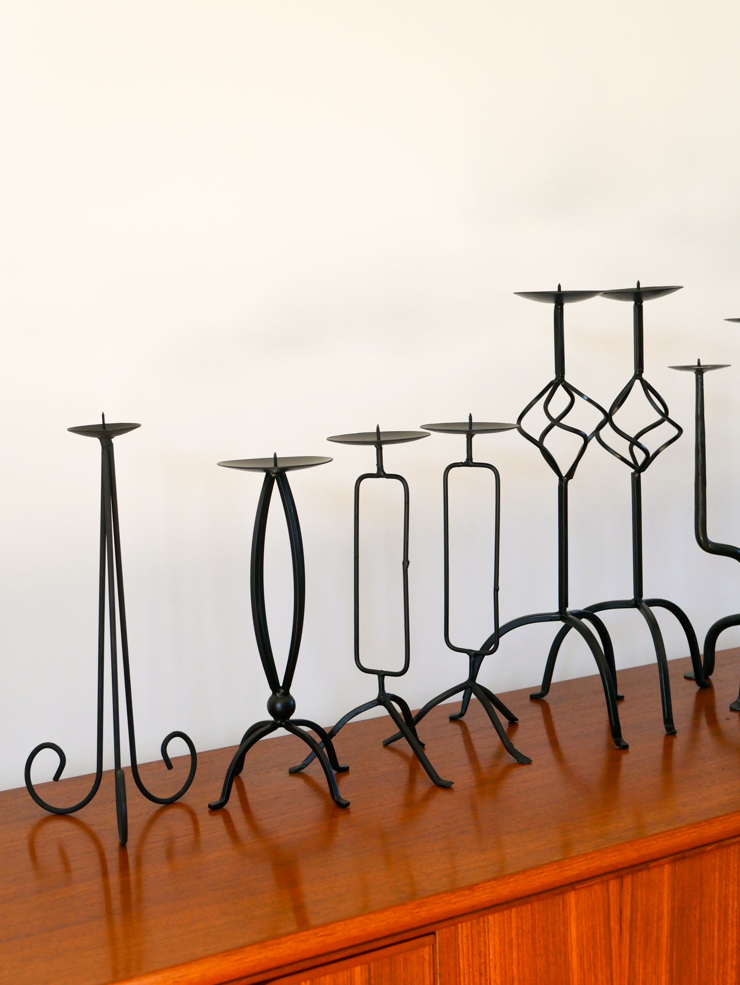 Paire de chandeliers tripodes en fer Noir, Brutaliste, 1970 - 30 cm