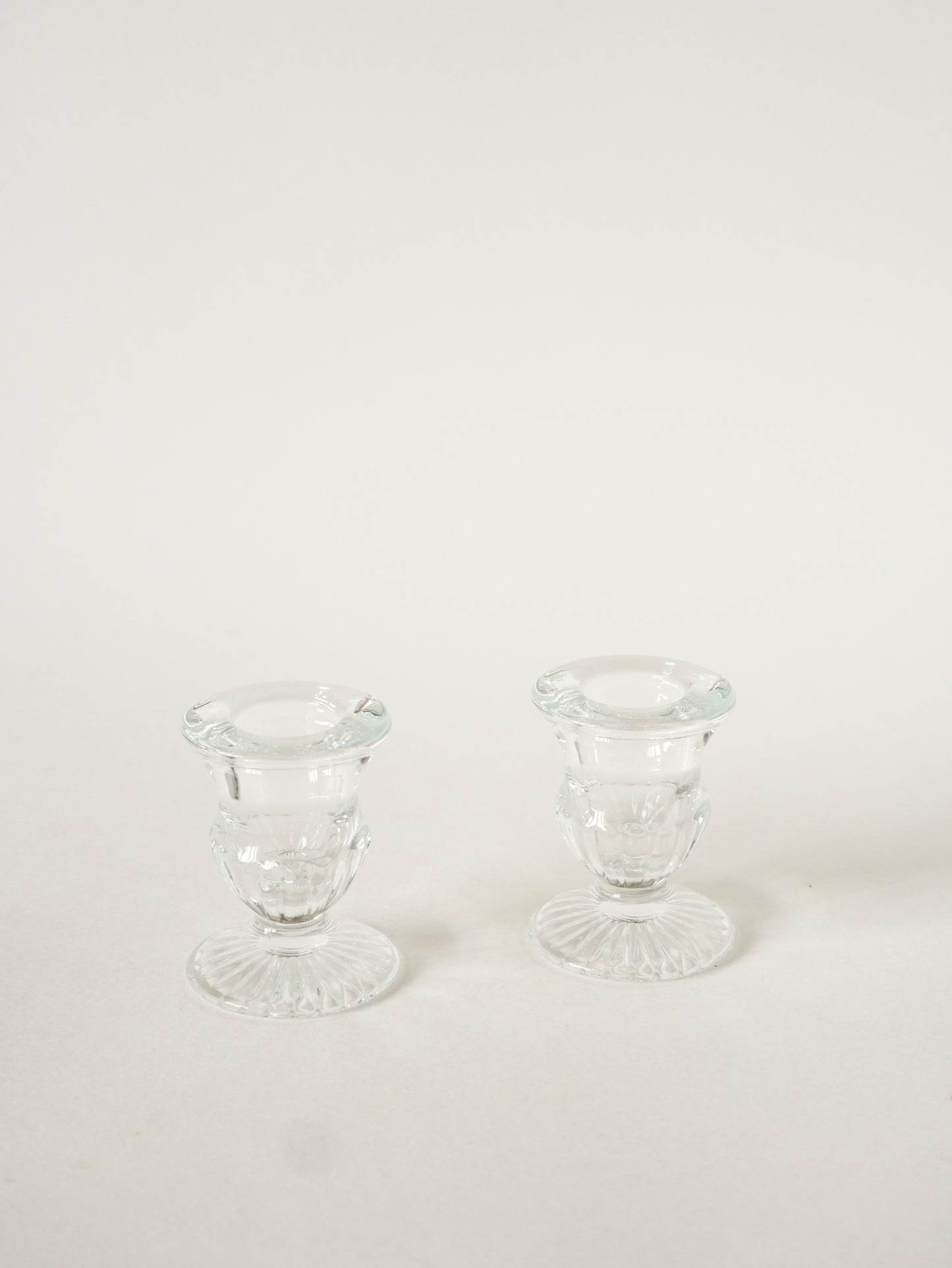 Paire de petits bougeoirs en verre moulé, 1950