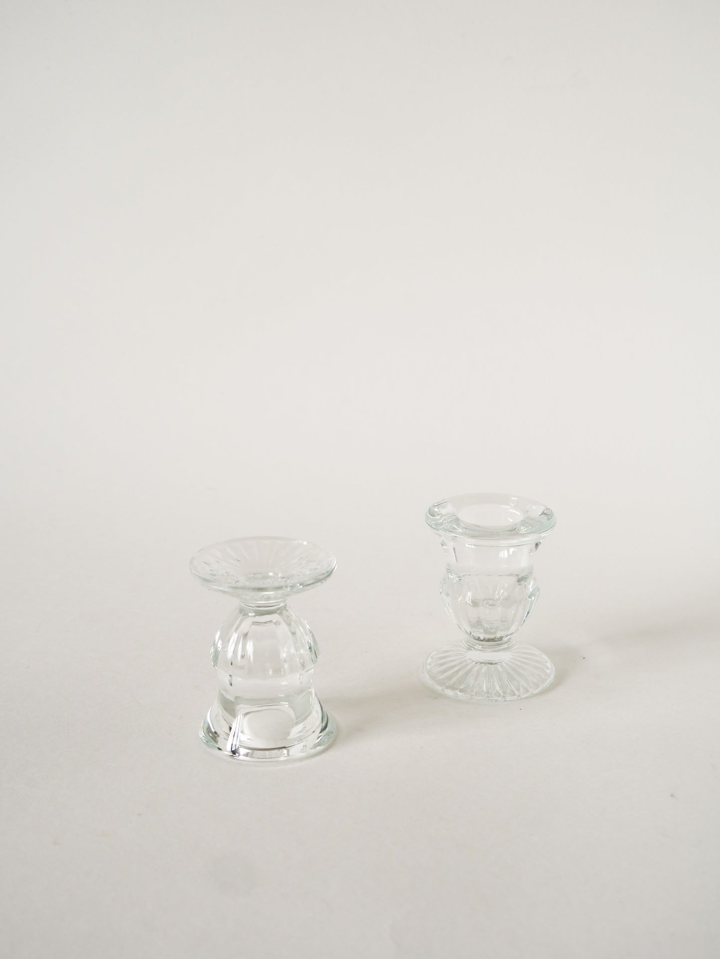 Paire de petits bougeoirs en verre moulé, 1950