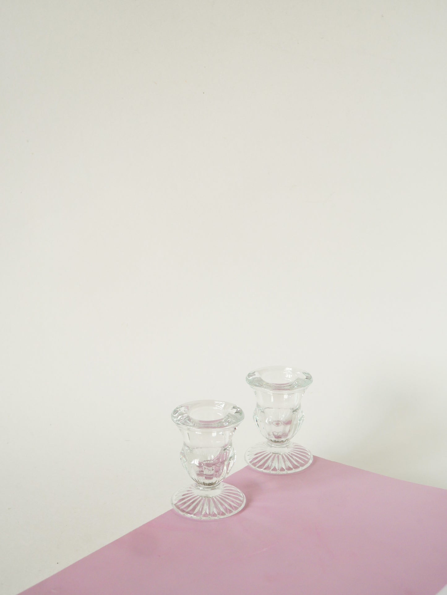 Paire de petits bougeoirs en verre moulé, 1950