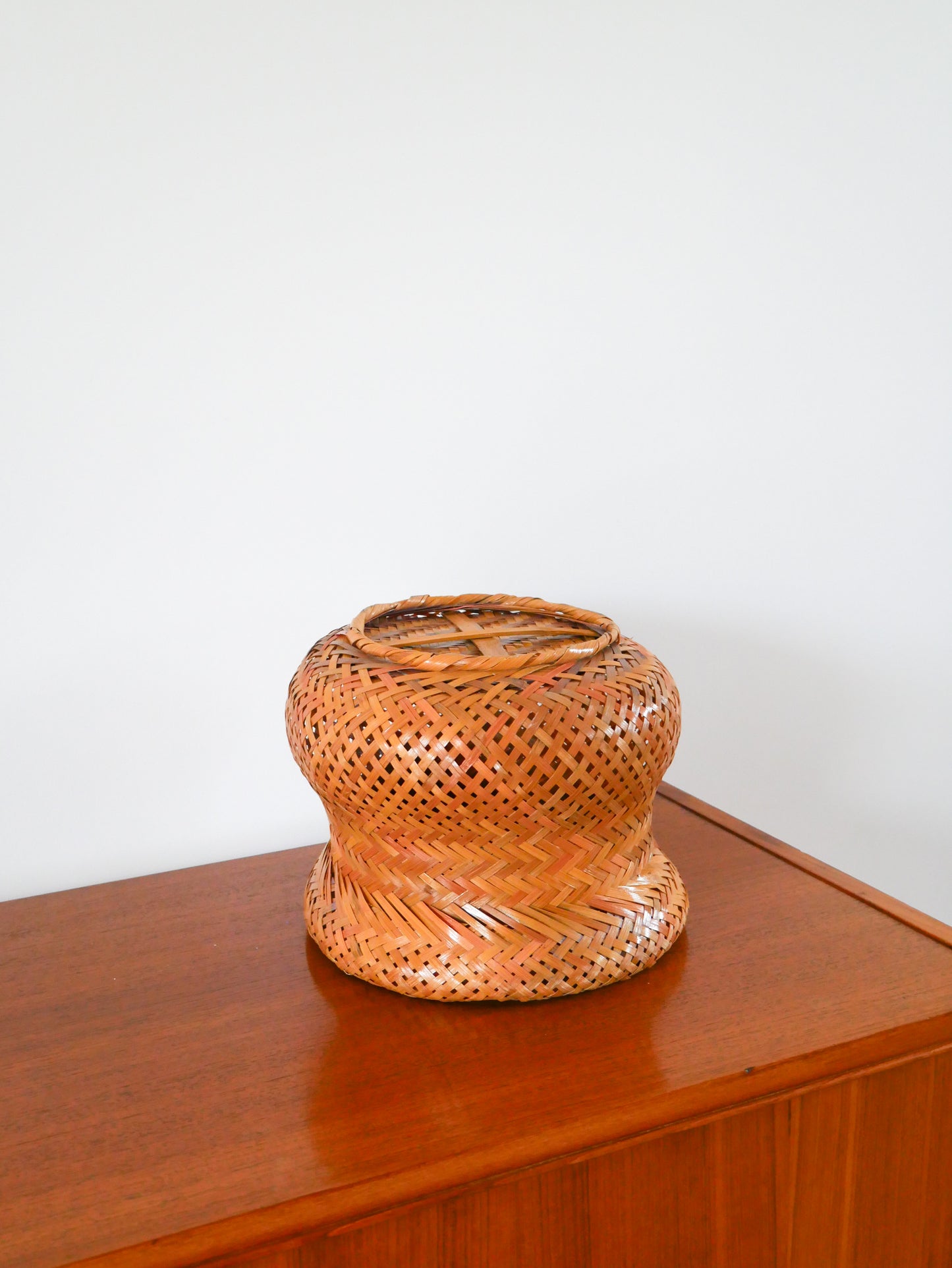 Grand cache-pot en rotin Design 1970