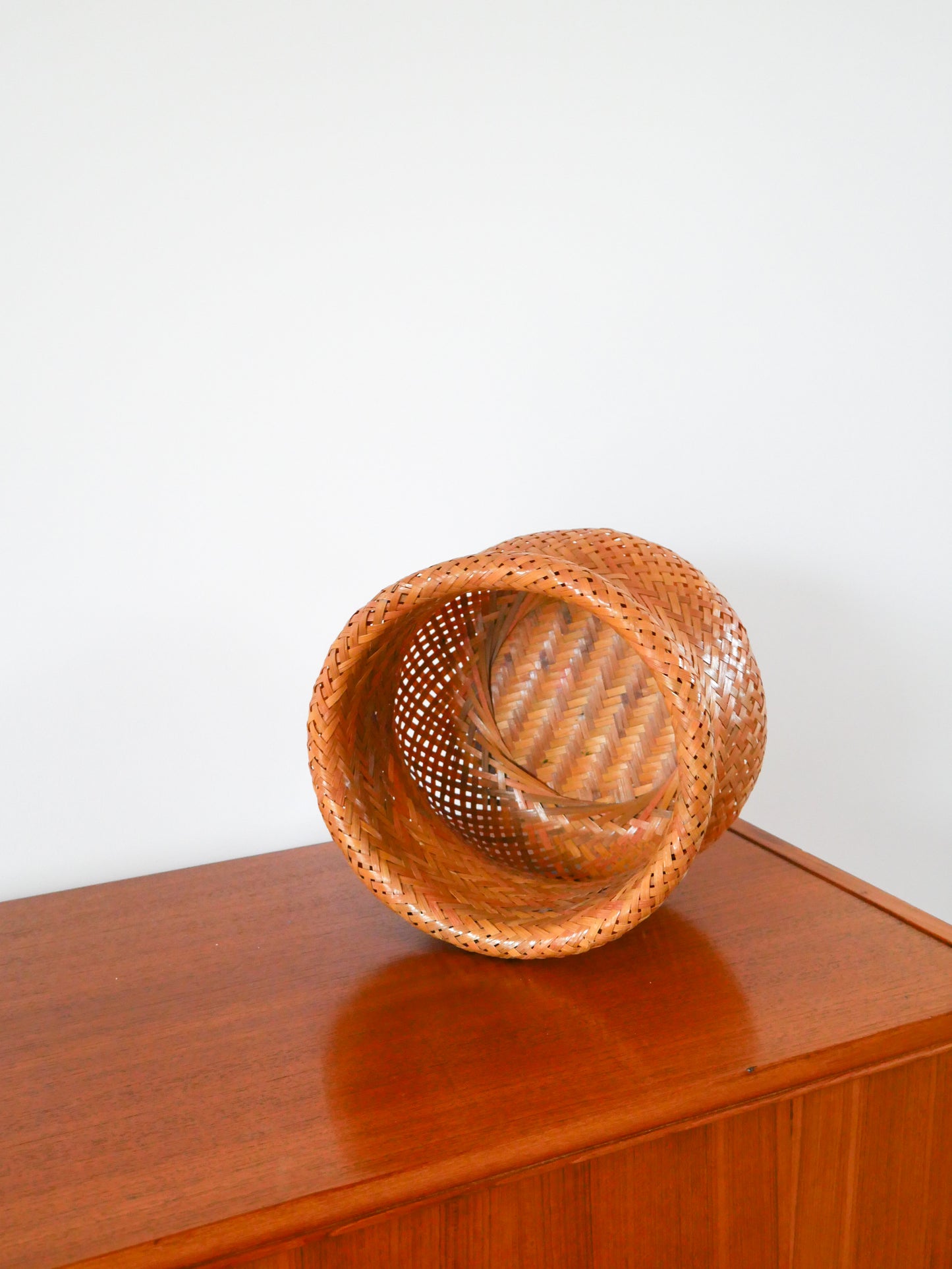 Grand cache-pot en rotin Design 1970