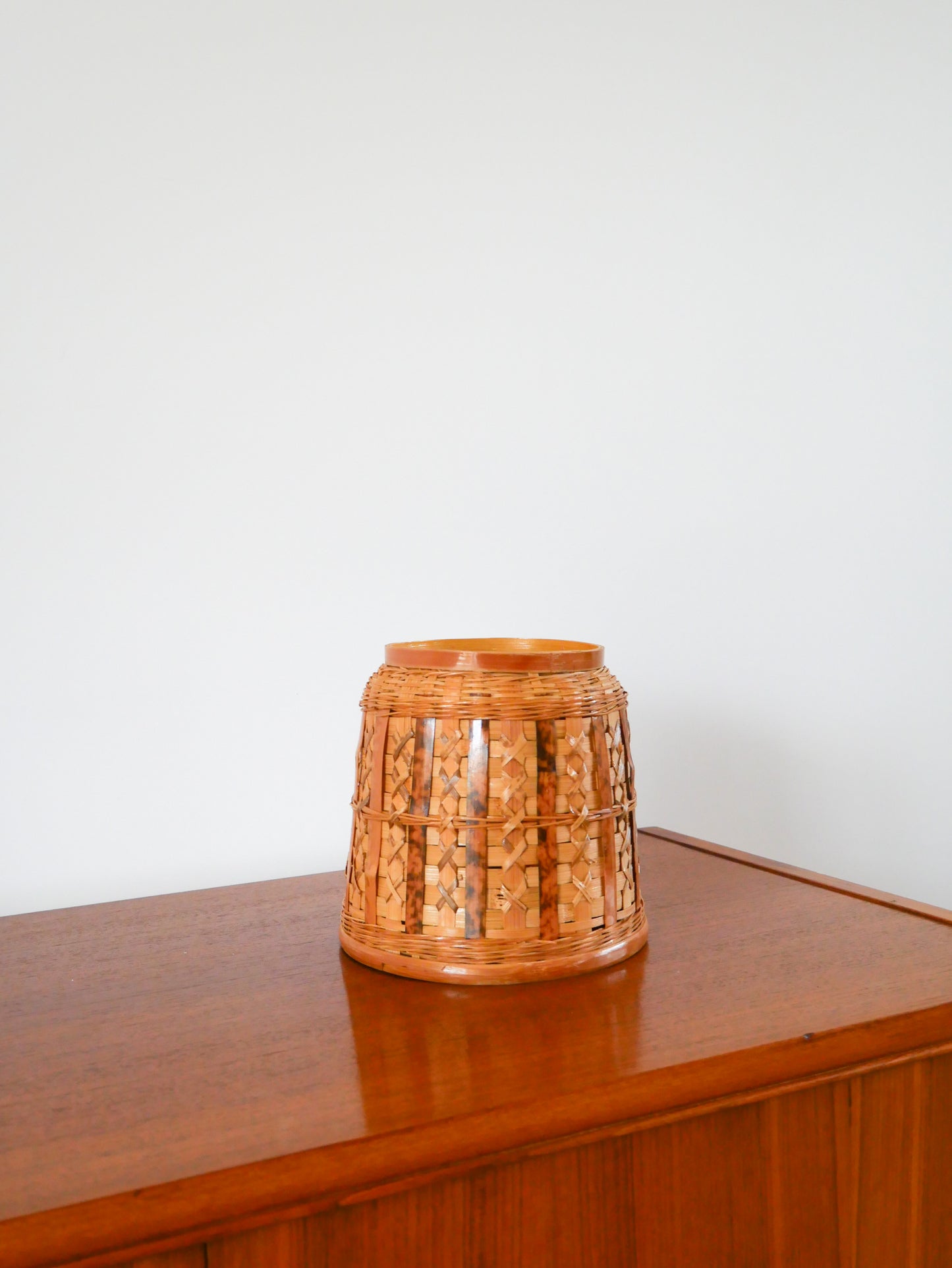 Petit cache-pot en rotin Design 1970