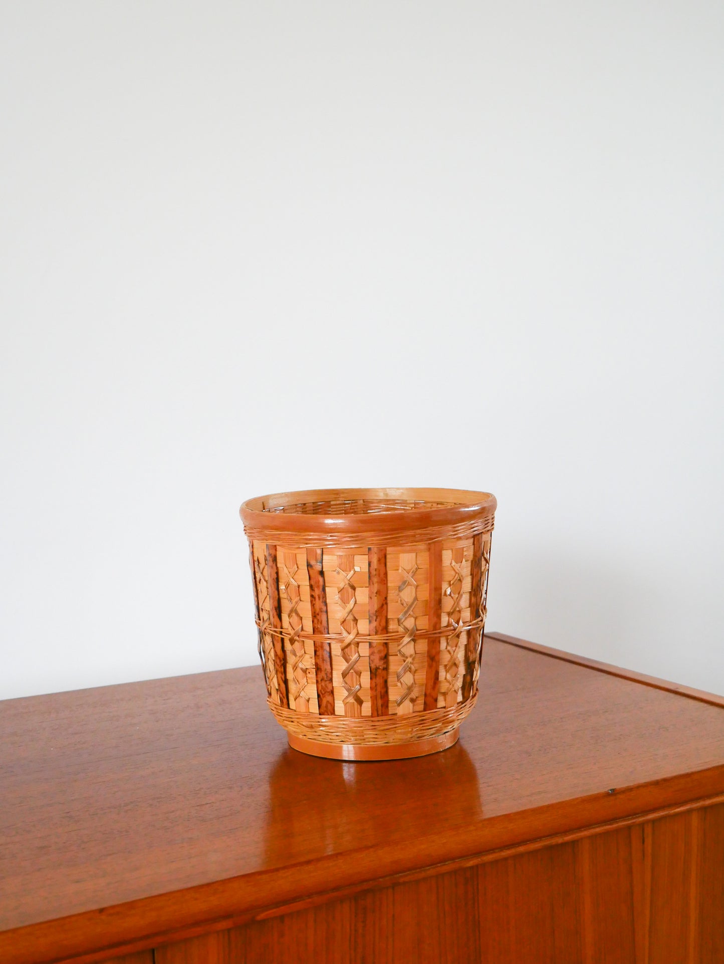 Petit cache-pot en rotin Design 1970