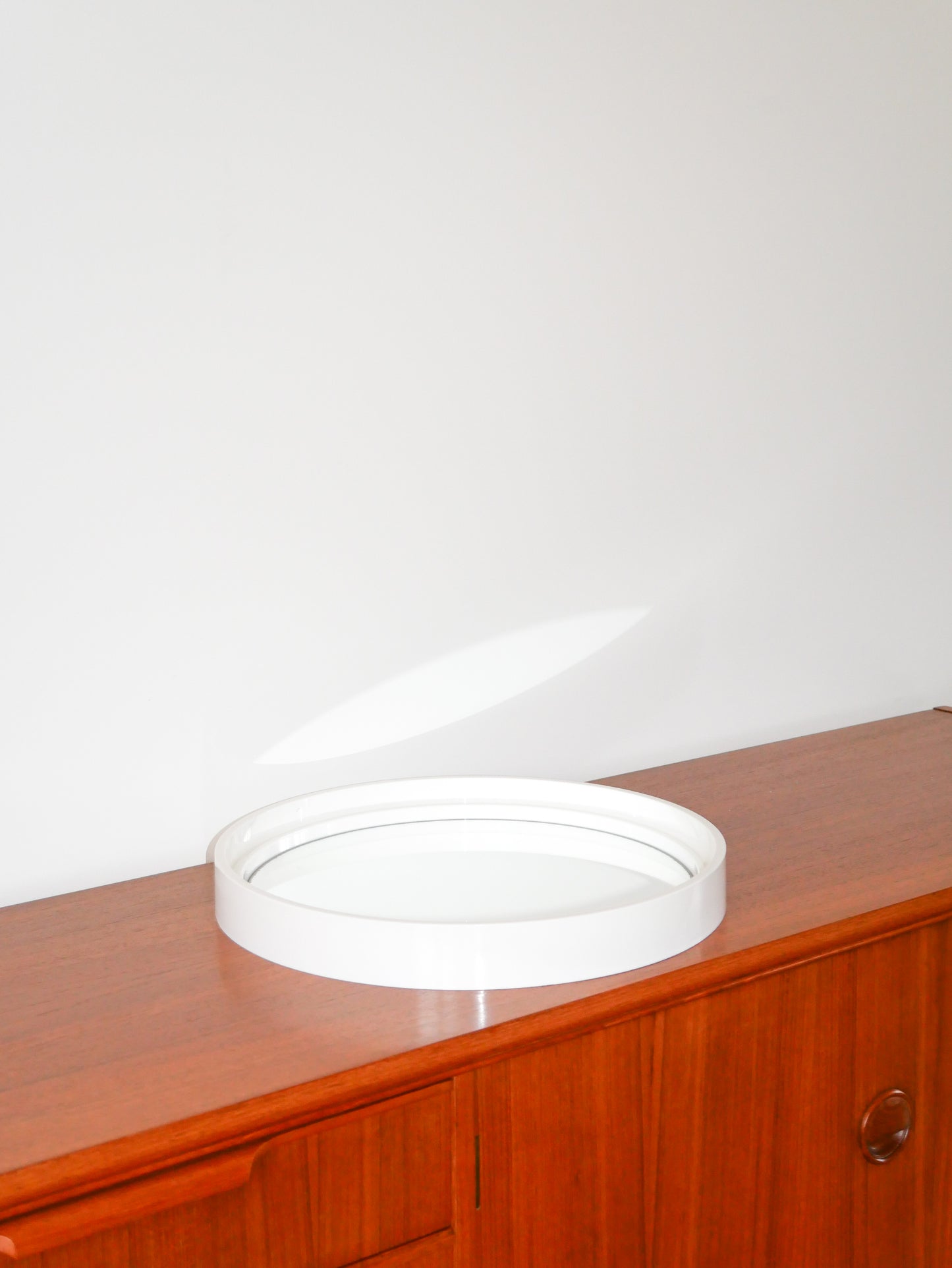 Miroir casquette en plexi blanc Made in France Modèle déposé, Design, 1970