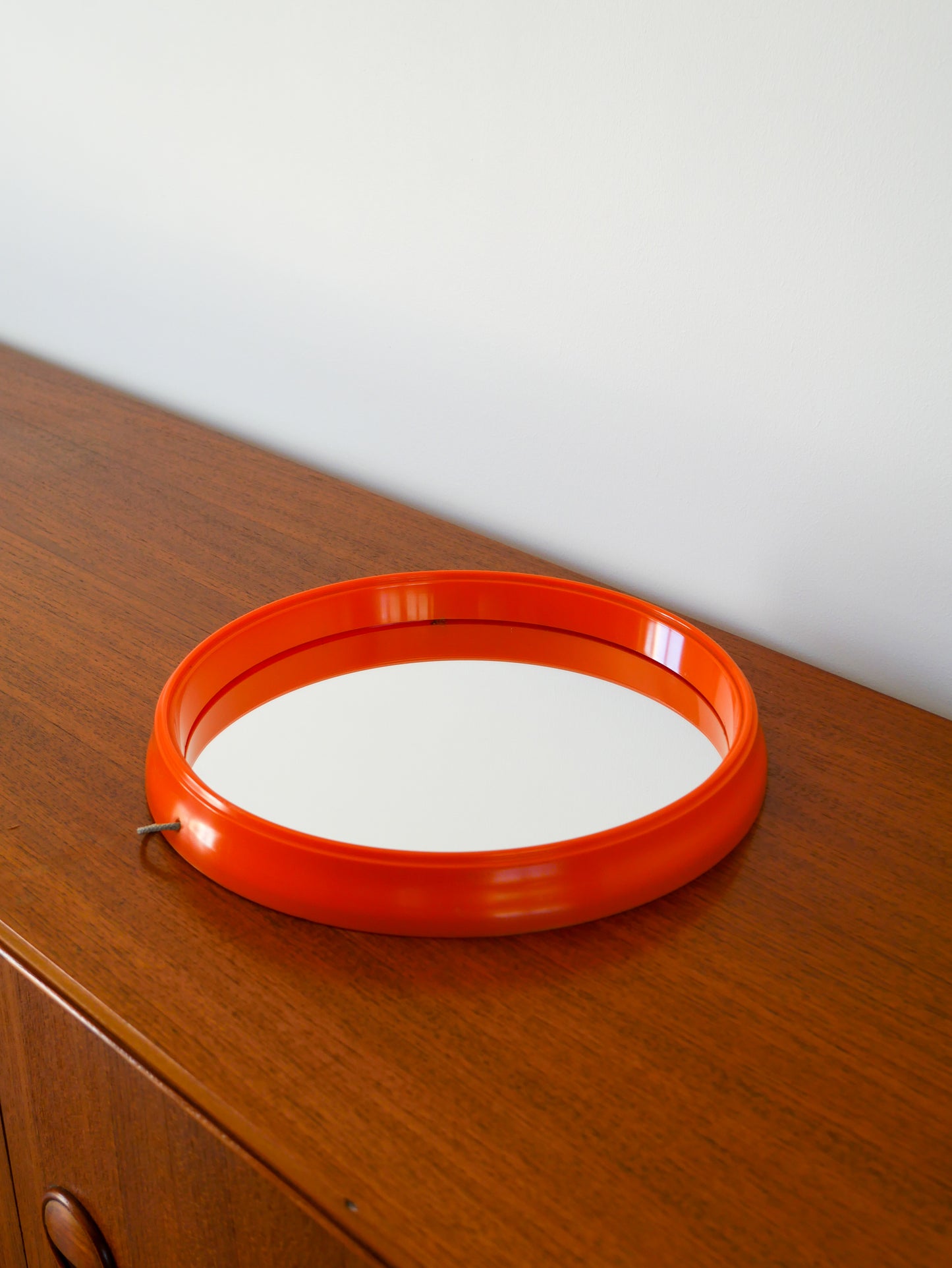 Petit miroir casquette en plexi orange, 1970