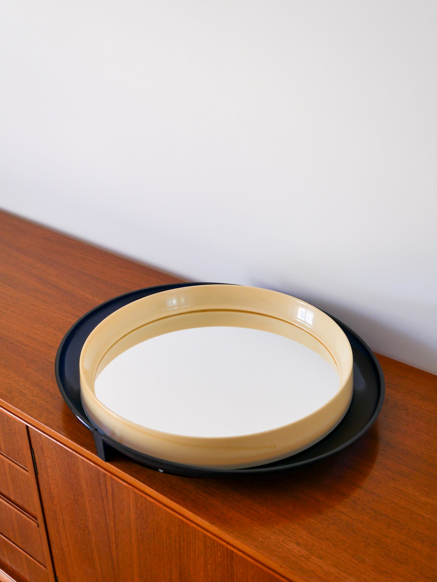 Miroir oval en plexi bleu marine, 1970