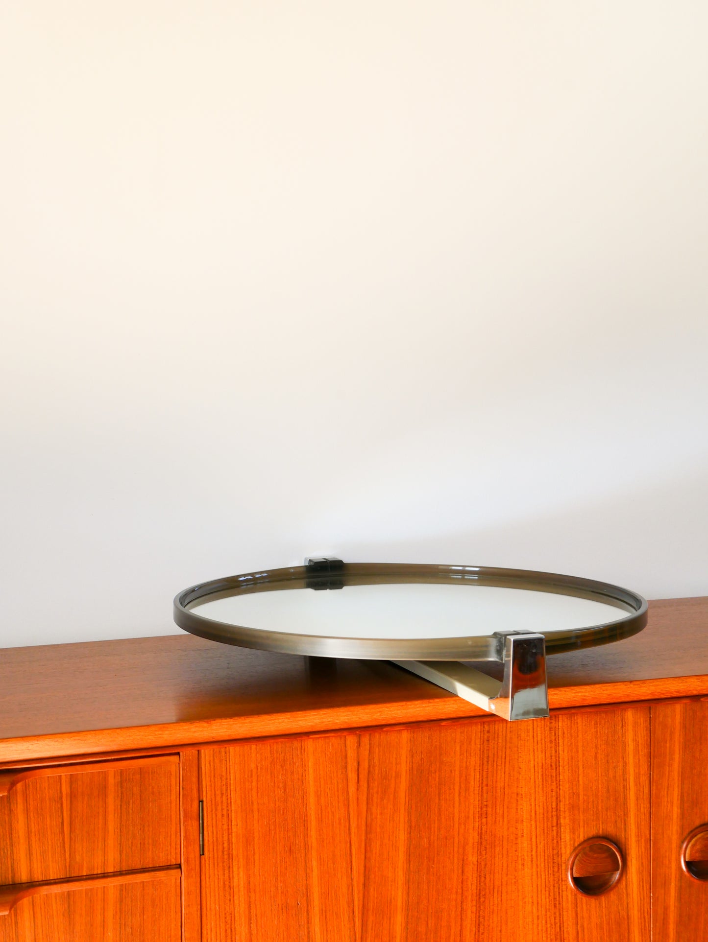 Miroir en plexi fumé et tenants en chrome, Design, 1970