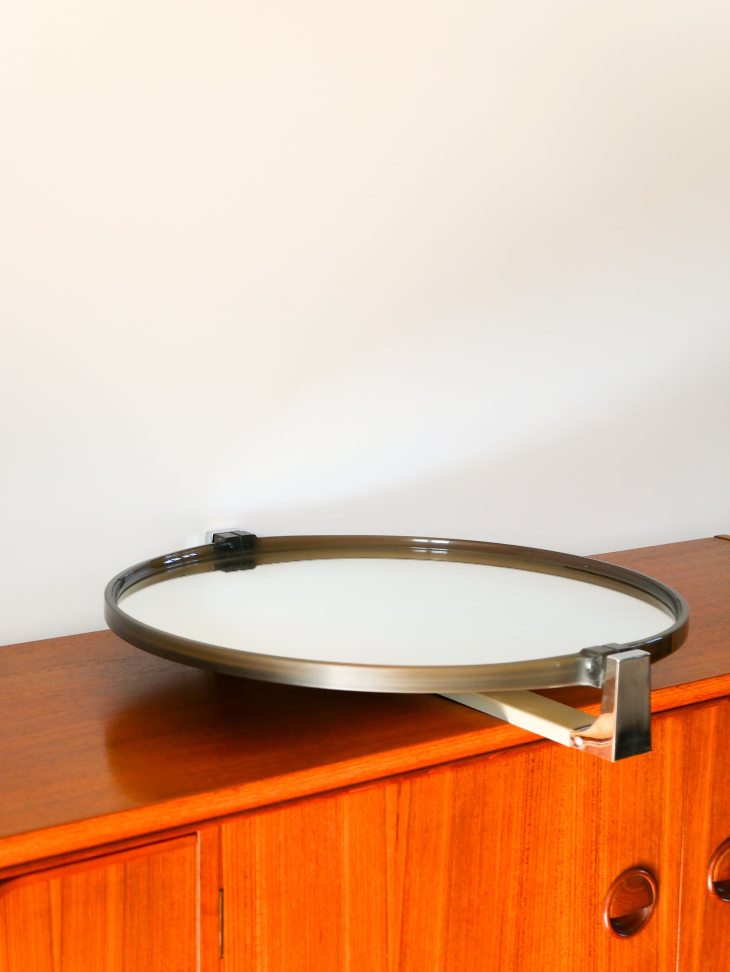 Miroir en plexi fumé et tenants en chrome, Design, 1970