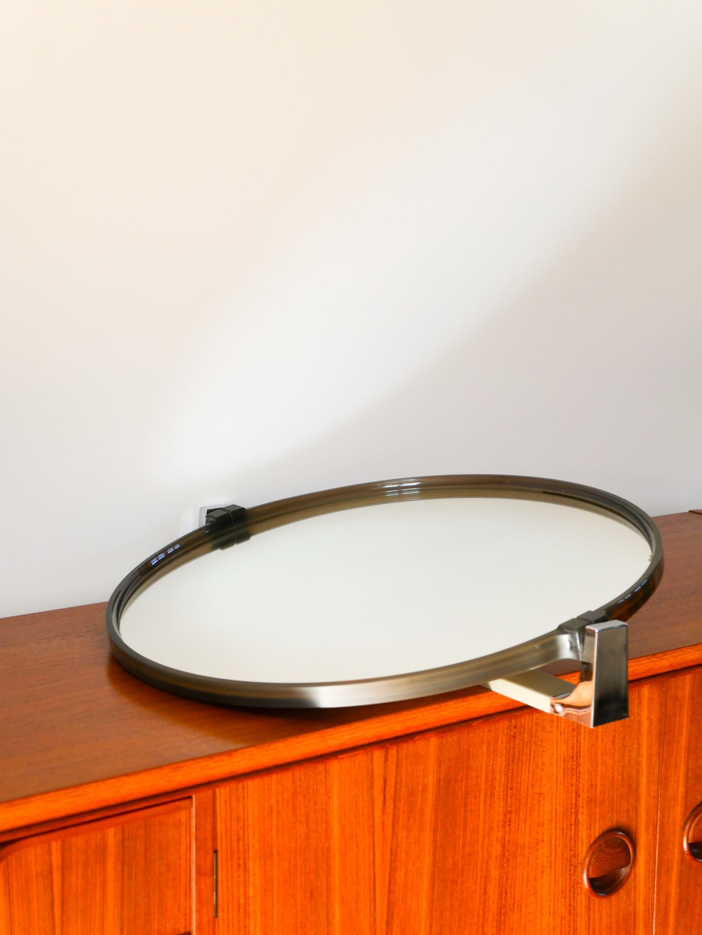 Miroir en plexi fumé et tenants en chrome, Design, 1970