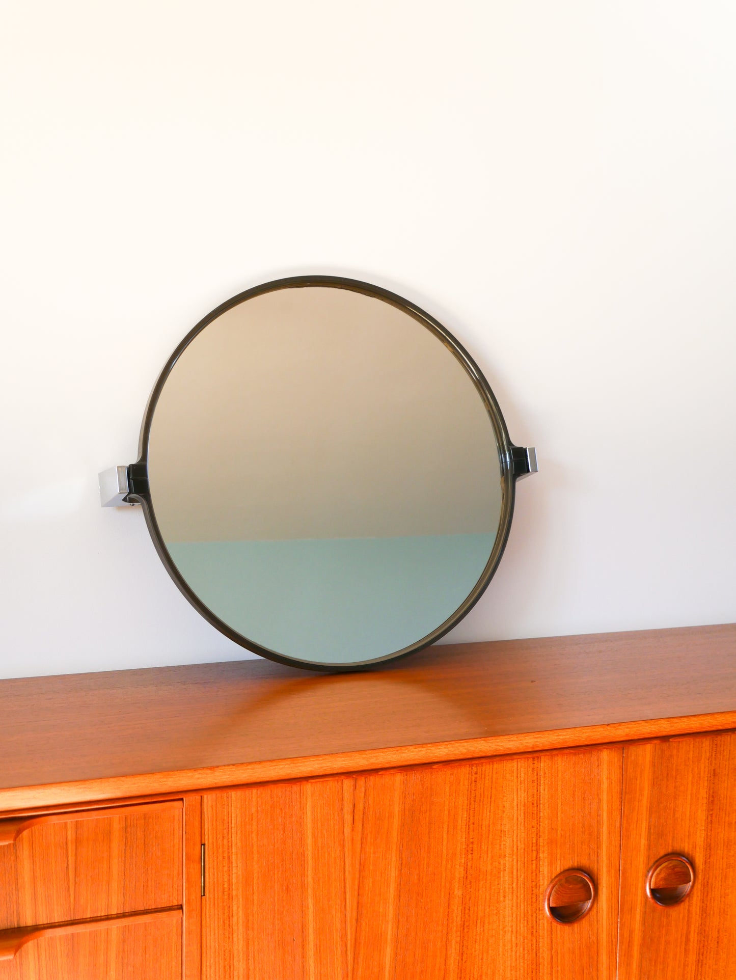 Miroir en plexi fumé et tenants en chrome, Design, 1970