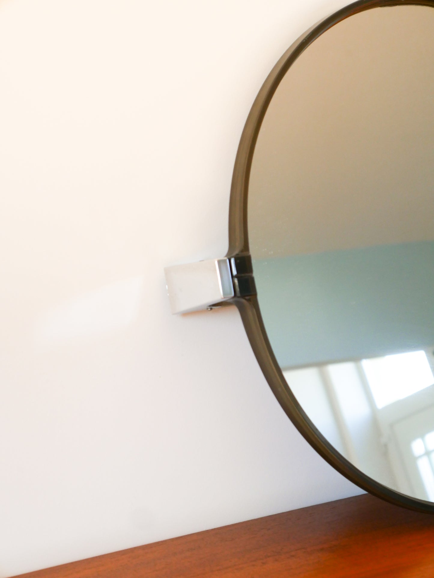 Miroir en plexi fumé et tenants en chrome, Design, 1970