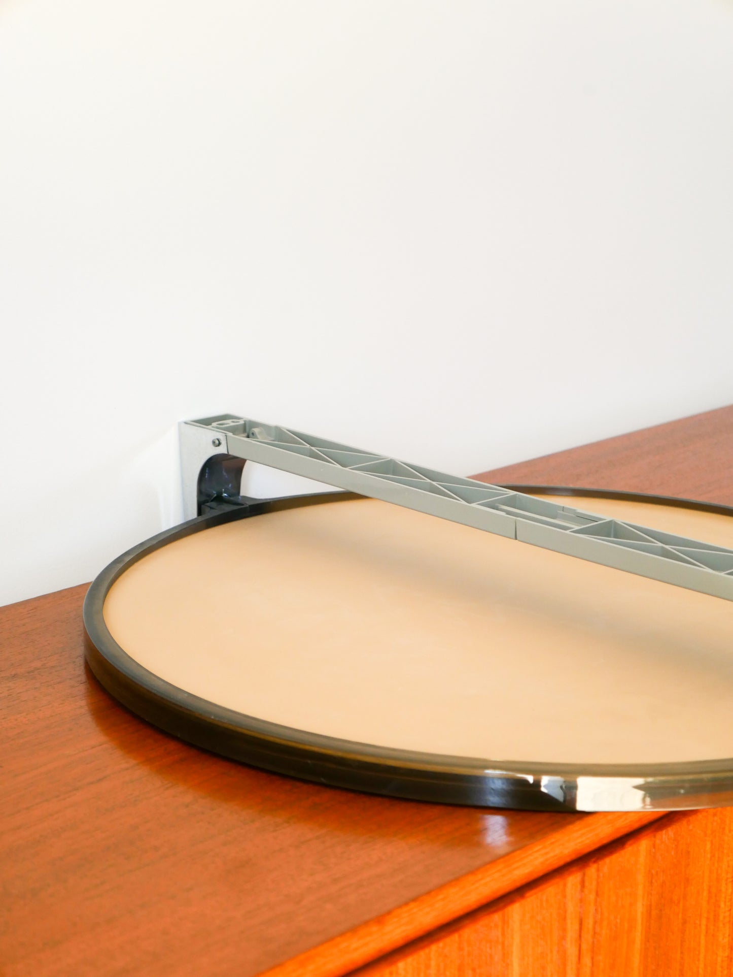 Miroir en plexi fumé et tenants en chrome, Design, 1970