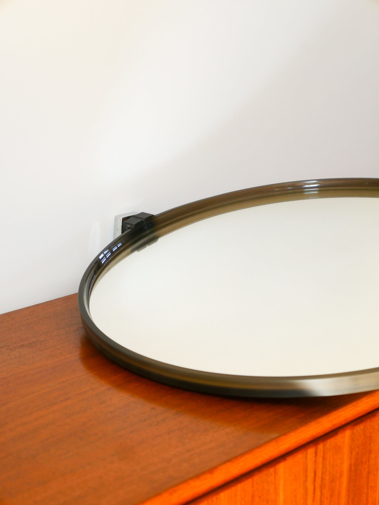 Miroir en plexi fumé et tenants en chrome, Design, 1970