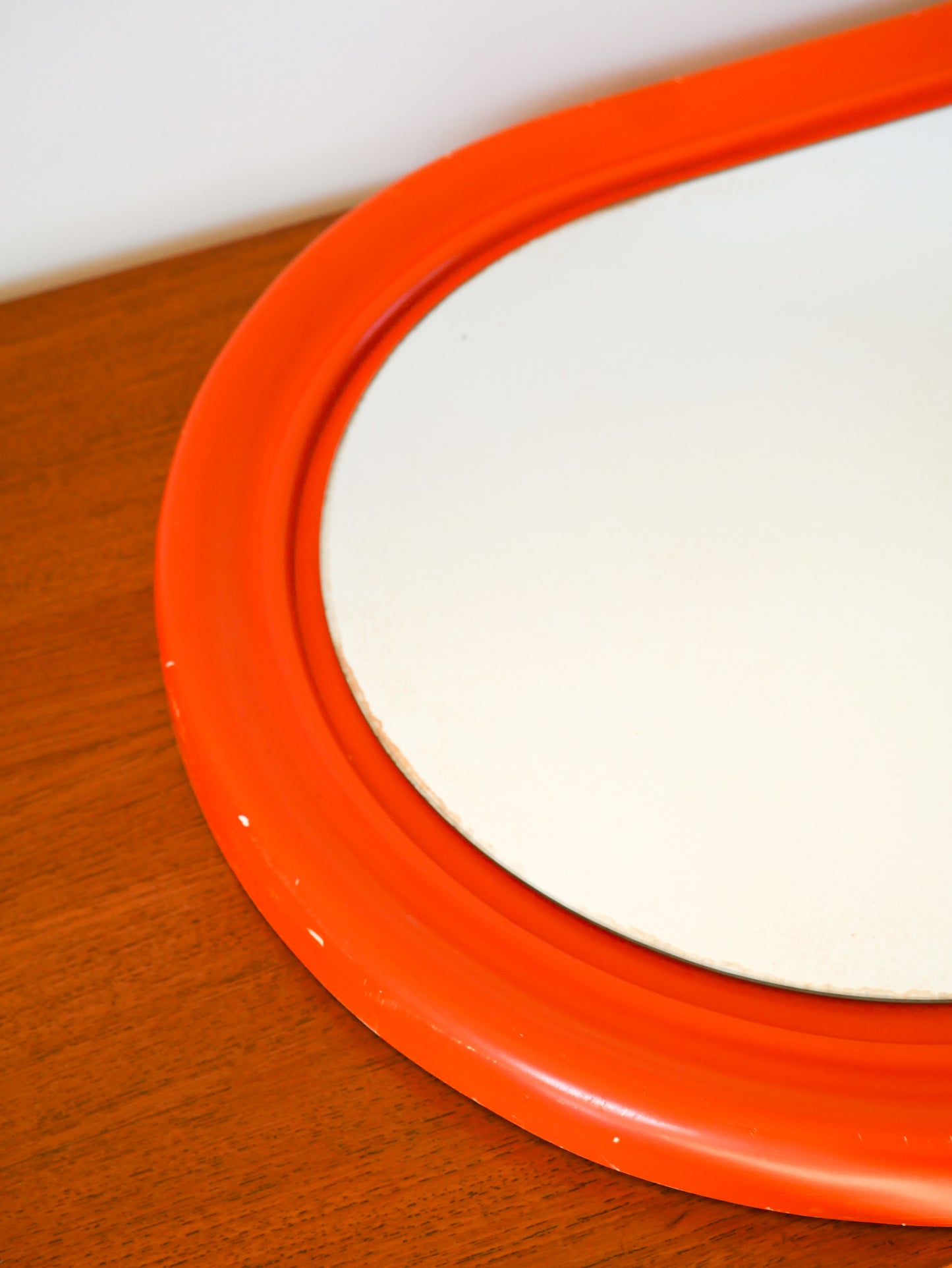 Grand miroir oval en plastique orange, Design, 1970