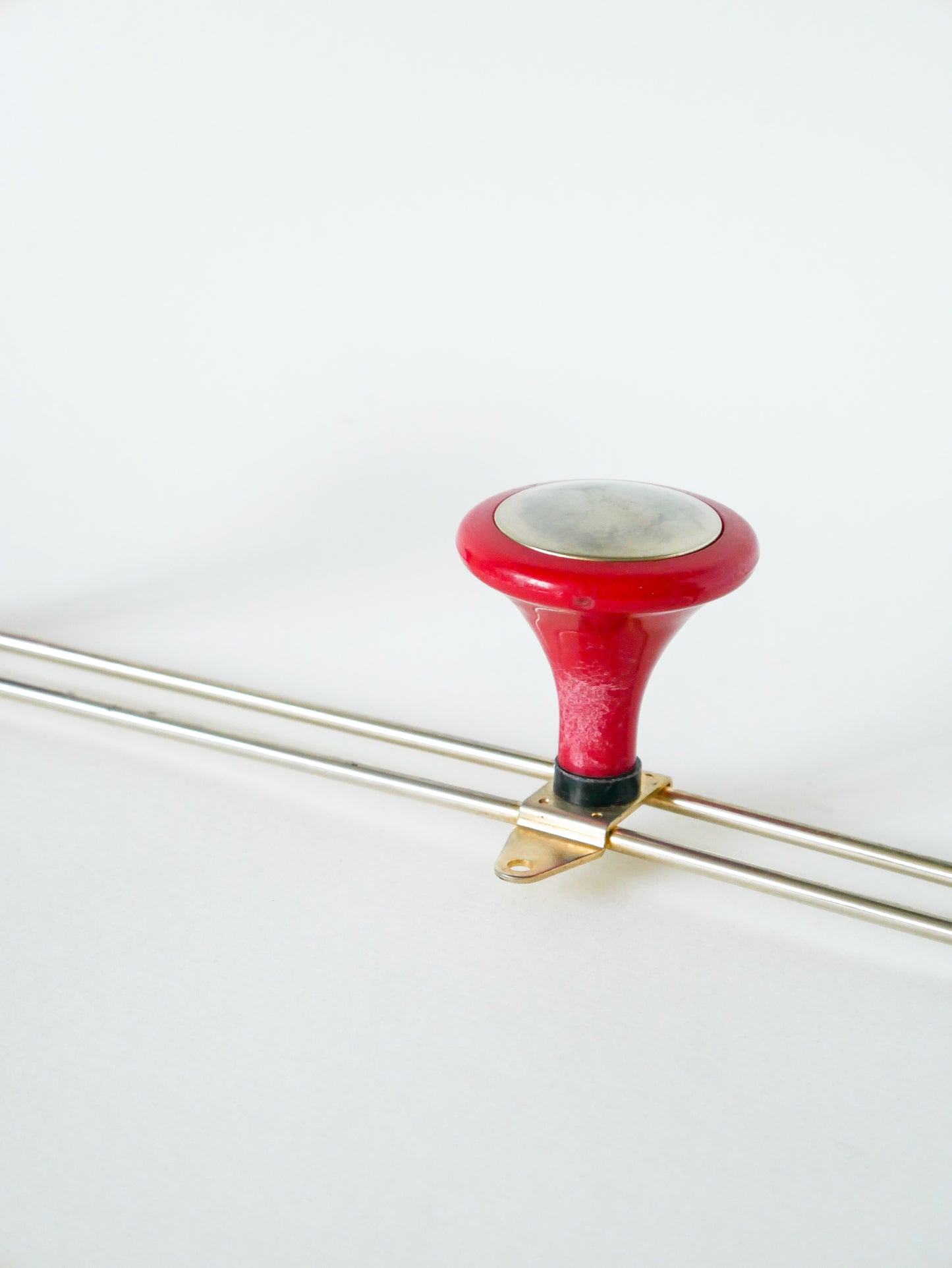 Portemanteau en laiton et plastique rouge, vintage, 1970