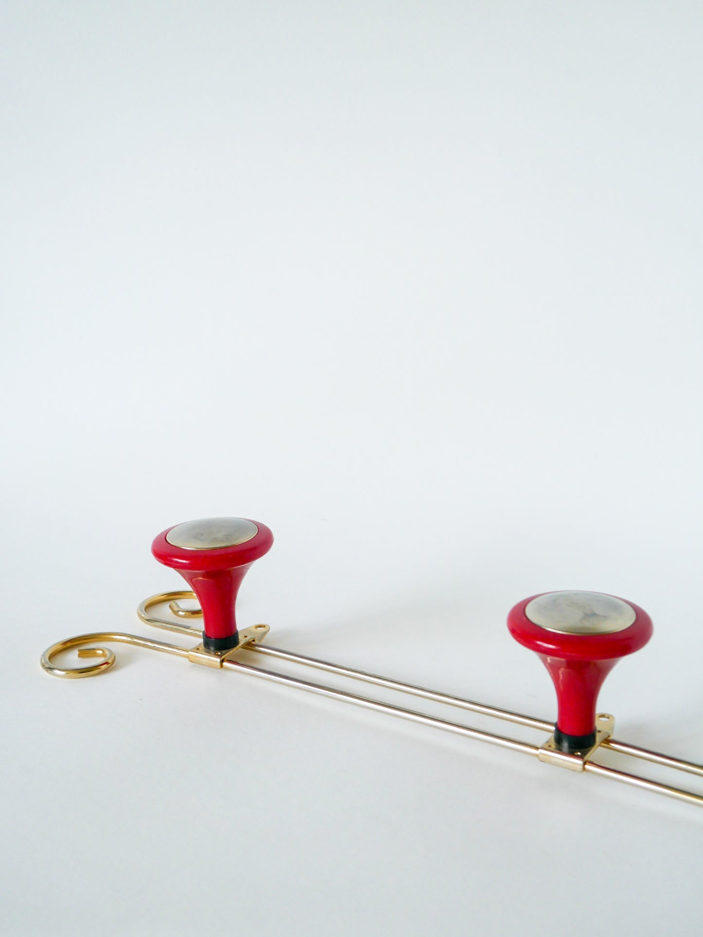 Portemanteau en laiton et plastique rouge, vintage, 1970