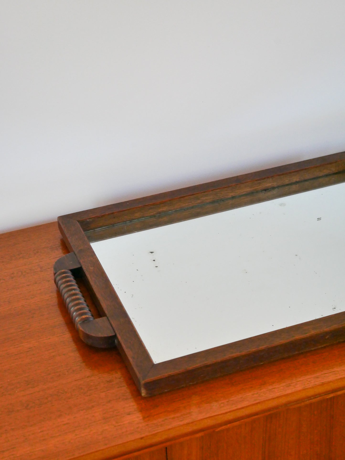 Grand plateau miroir en bois, poignées en bois tourné, 1940