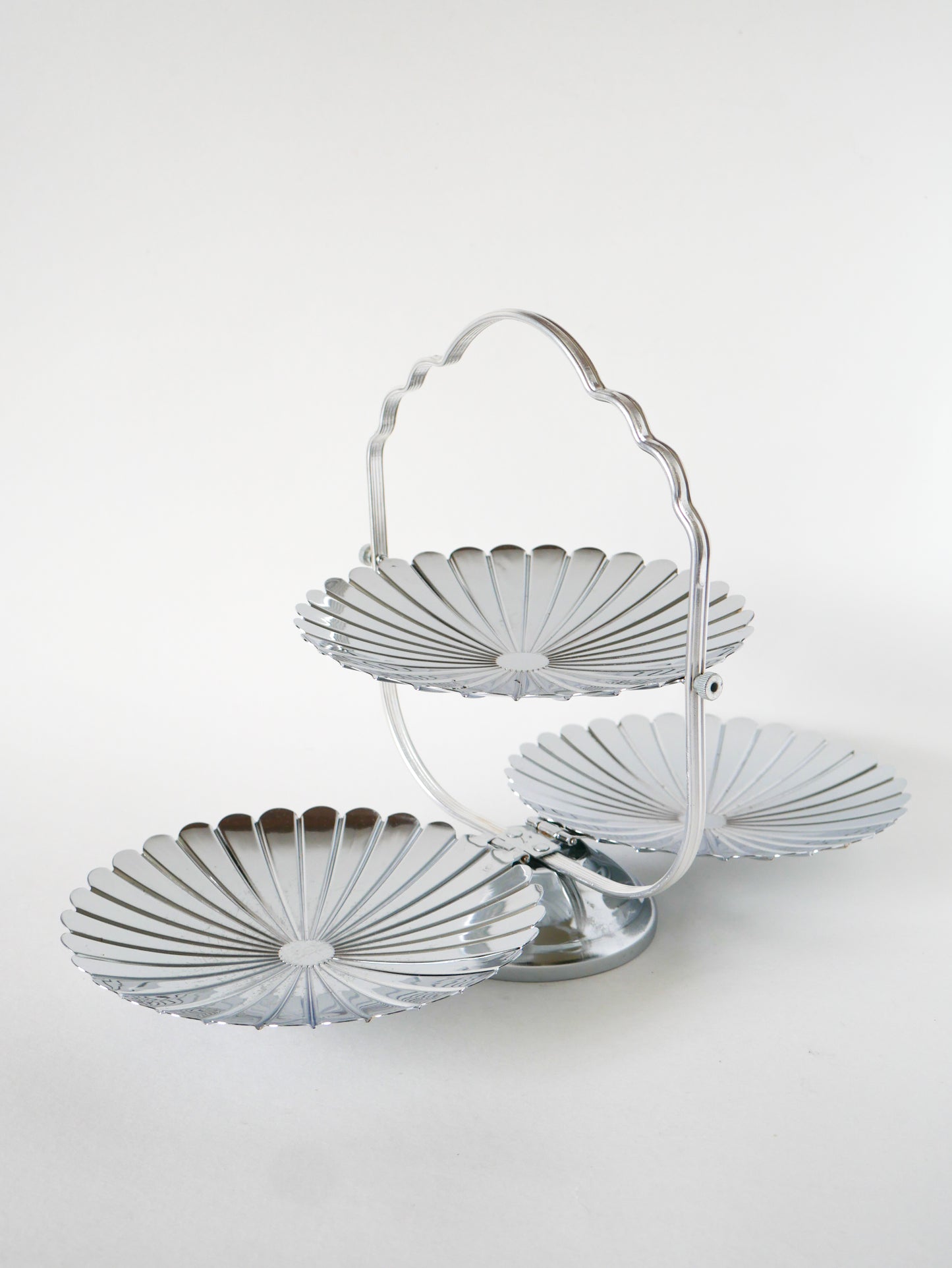 Grand plat / présentoir pliant en inox avec trois plateaux en forme de fleur, 1970 - 44 X 27 X 23 cm