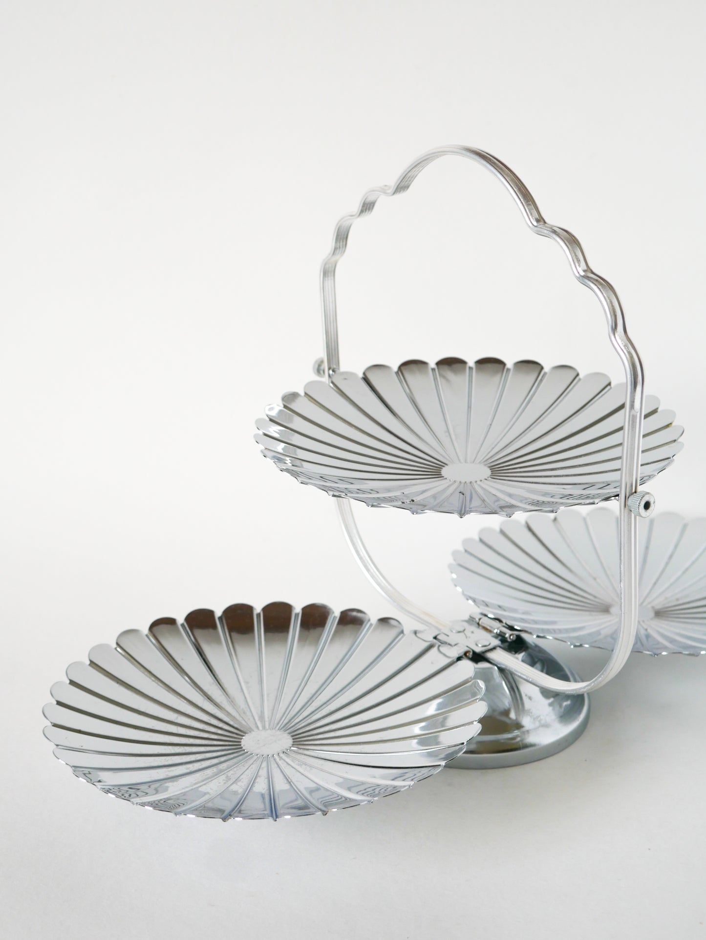 Grand plat / présentoir pliant en inox avec trois plateaux en forme de fleur, 1970 - 44 X 27 X 23 cm