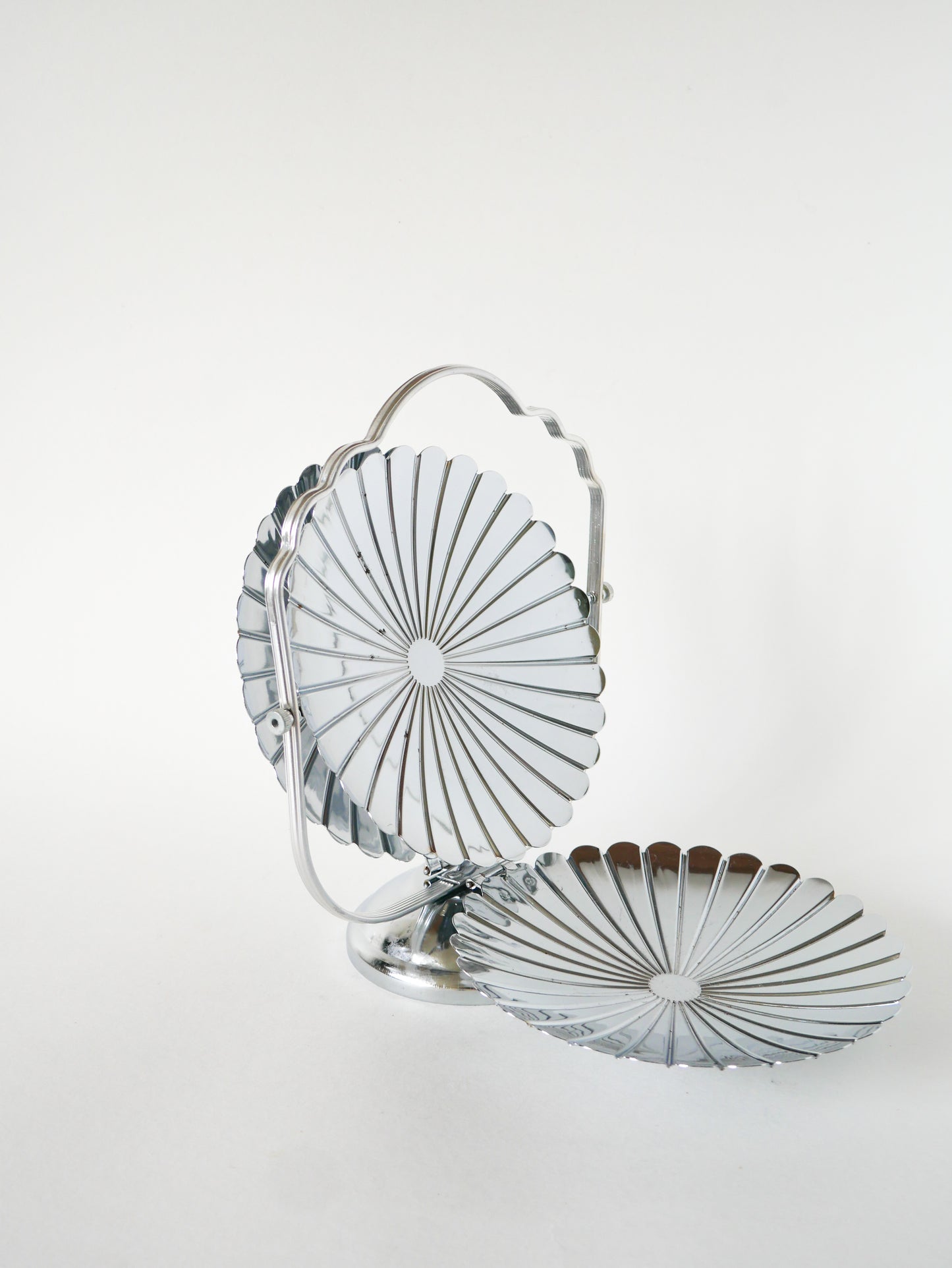 Grand plat / présentoir pliant en inox avec trois plateaux en forme de fleur, 1970 - 44 X 27 X 23 cm