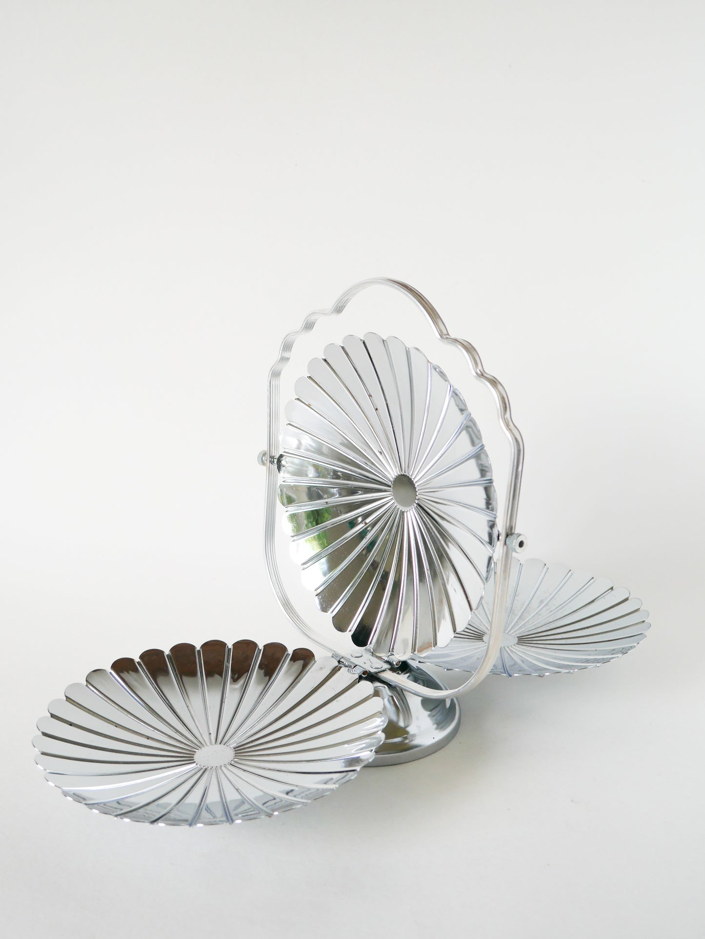 Grand plat / présentoir pliant en inox avec trois plateaux en forme de fleur, 1970 - 44 X 27 X 23 cm