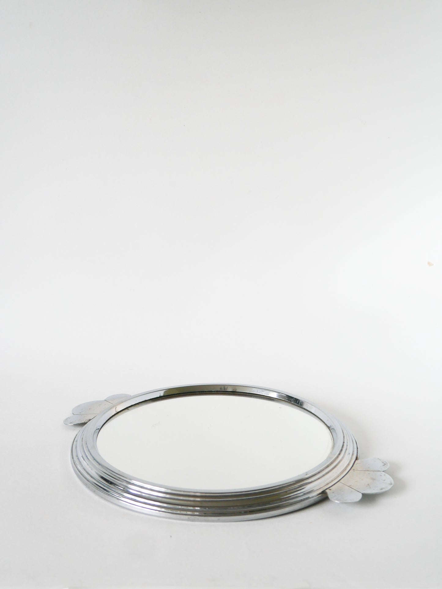 Plateau miroir en métal chromé, poignées travaillées, 1960
