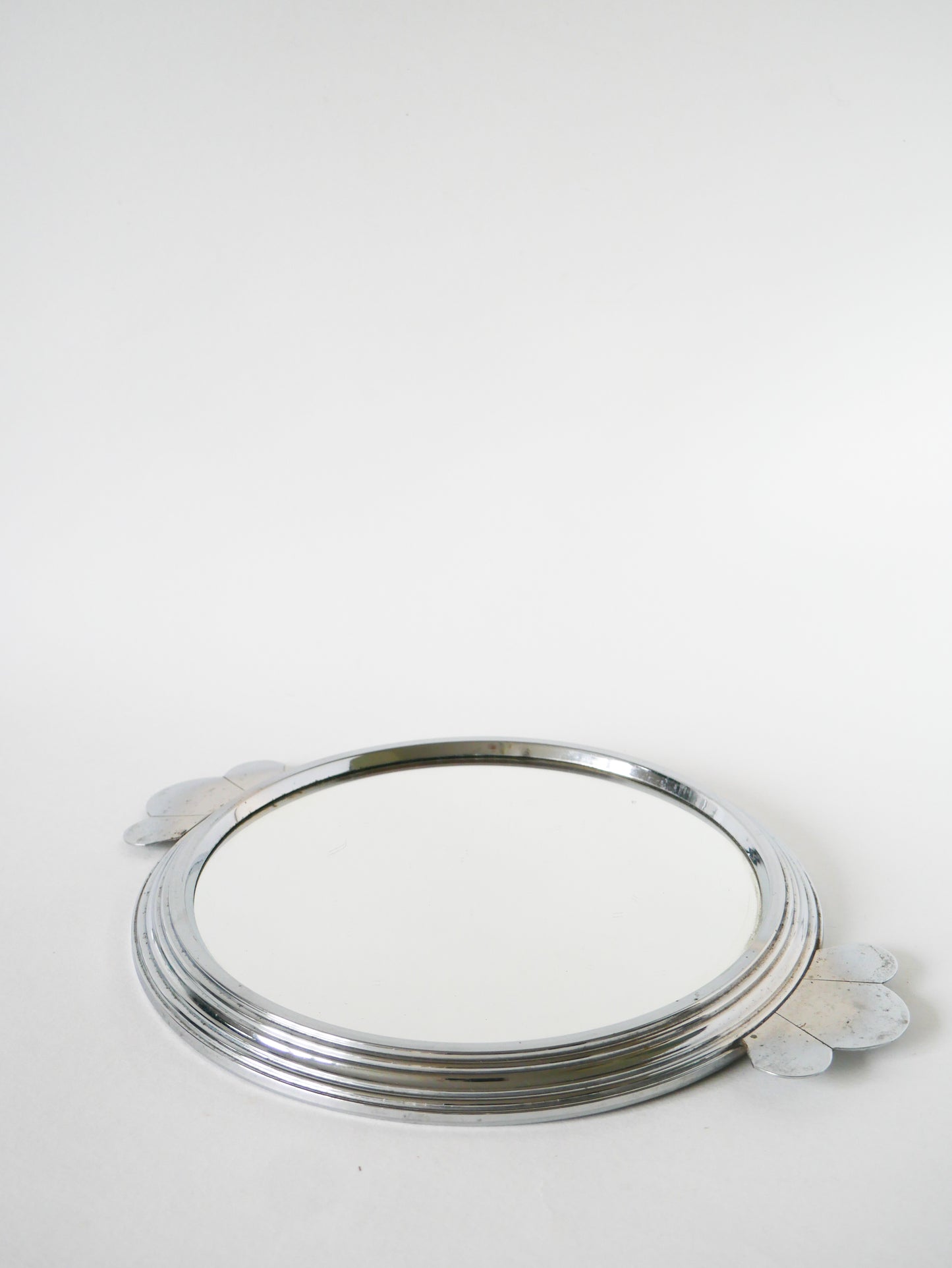 Plateau miroir en métal chromé, poignées travaillées, 1960