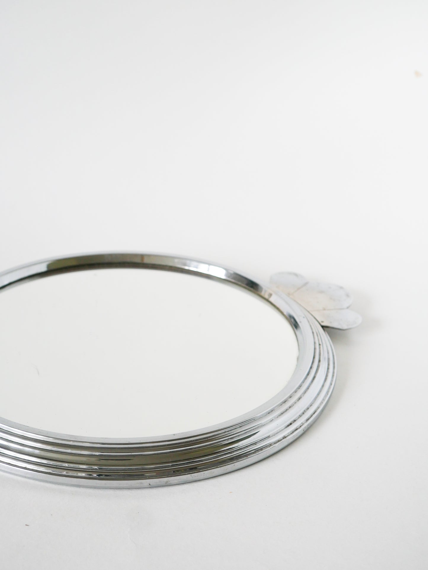 Plateau miroir en métal chromé, poignées travaillées, 1960