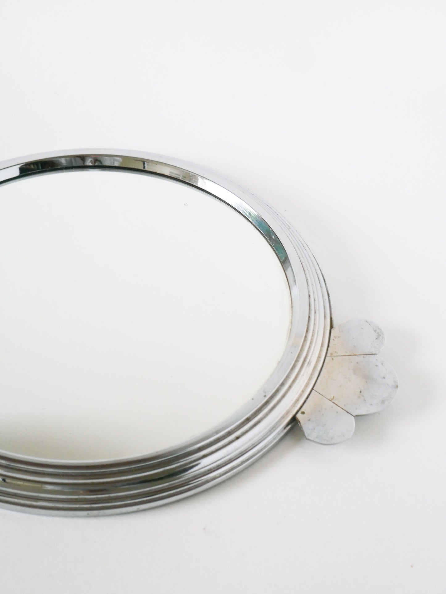 Plateau miroir en métal chromé, poignées travaillées, 1960
