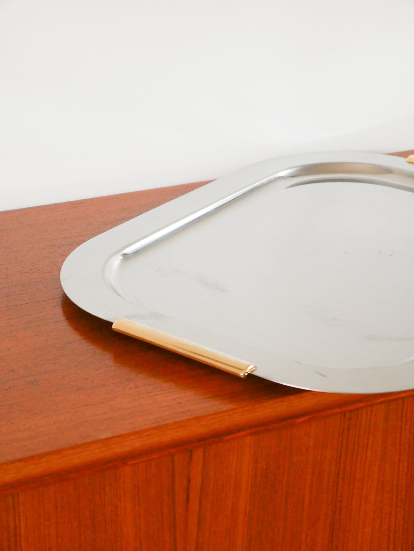 Plateau en inox rectangulaire, poignées en laiton doré, Design, 1980