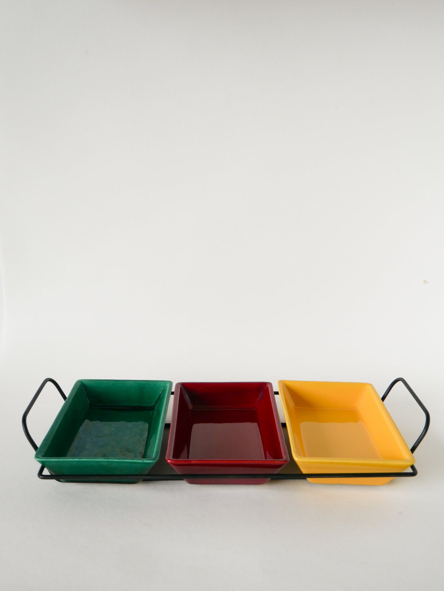 Plateau apéritif en fer forgé et ramequins en céramique, Vert, Jaune et Bordeaux, 1960