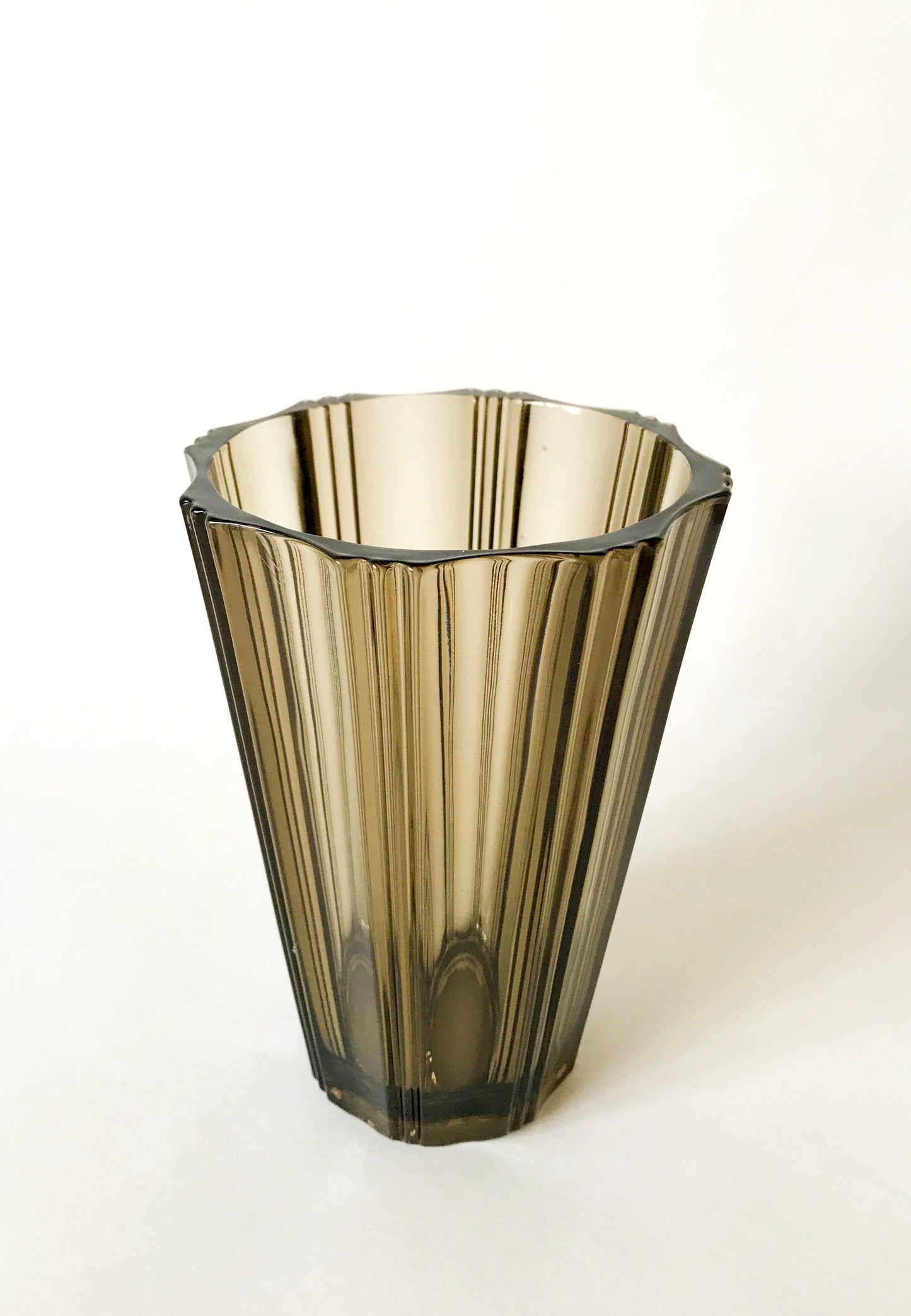 Vase en verre fumé plissé années 70