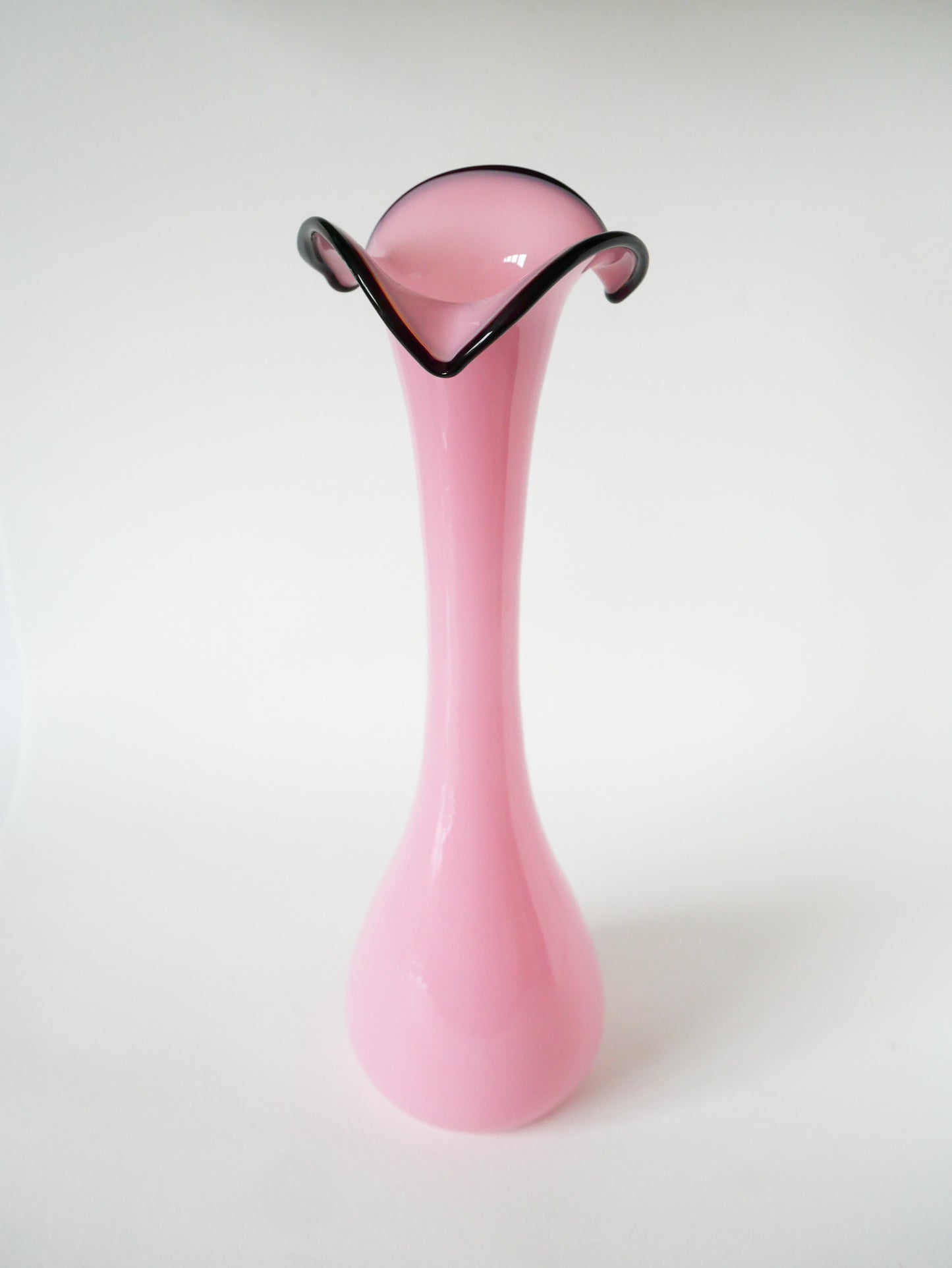 Très grand vase en opaline forme Corolle, Bicolore Rose bonbon et Violet, 1960