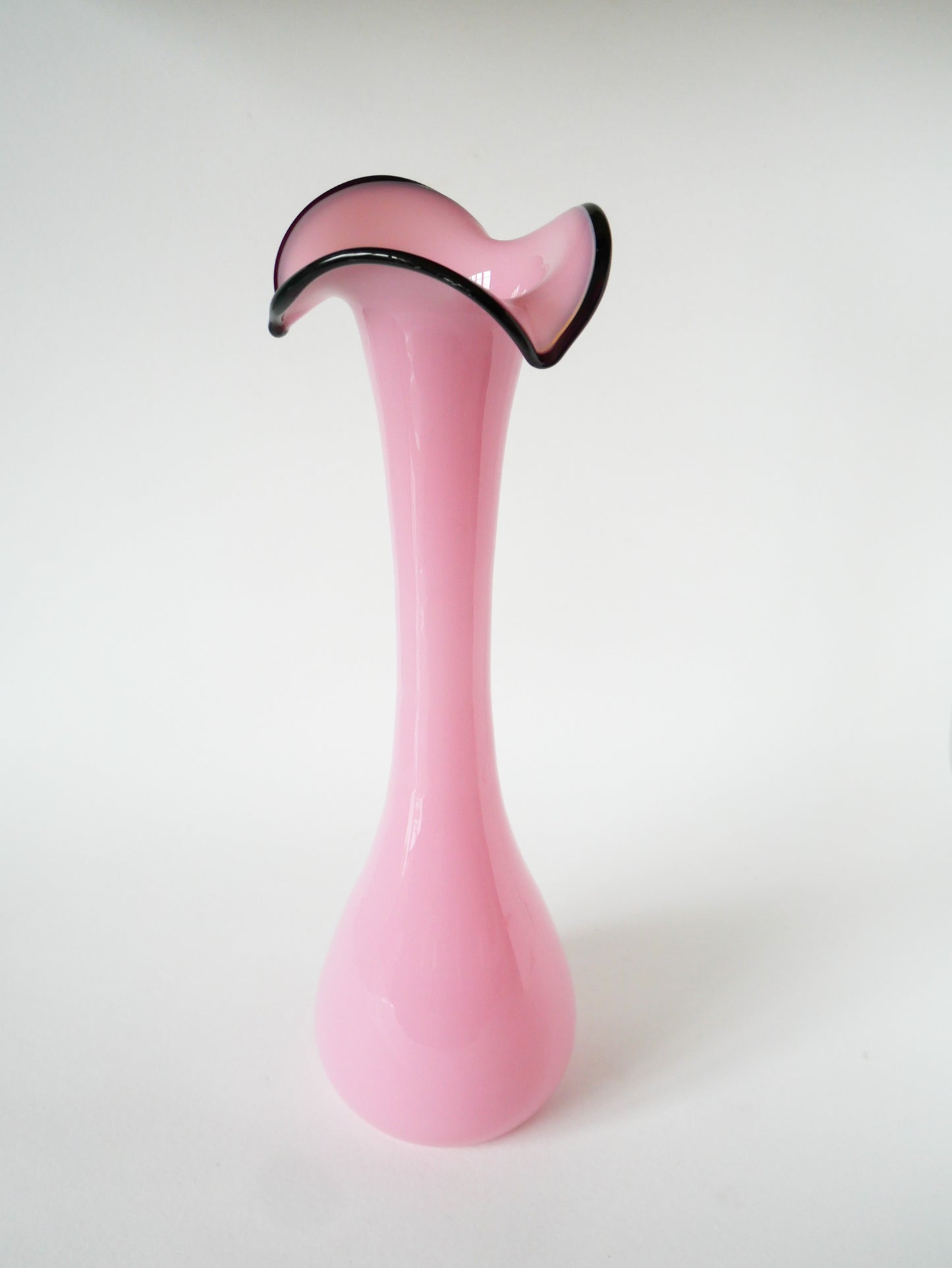 Très grand vase en opaline forme Corolle, Bicolore Rose bonbon et Violet, 1960