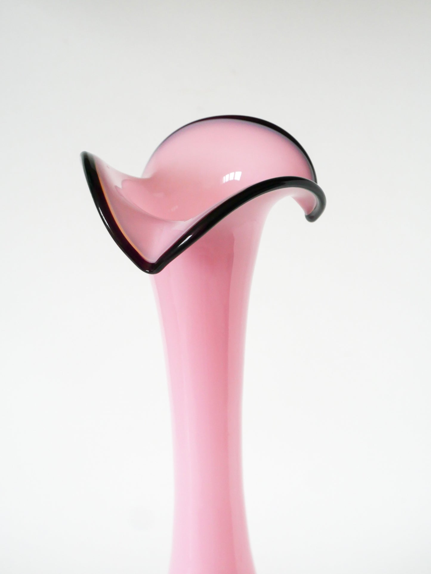 Très grand vase en opaline forme Corolle, Bicolore Rose bonbon et Violet, 1960