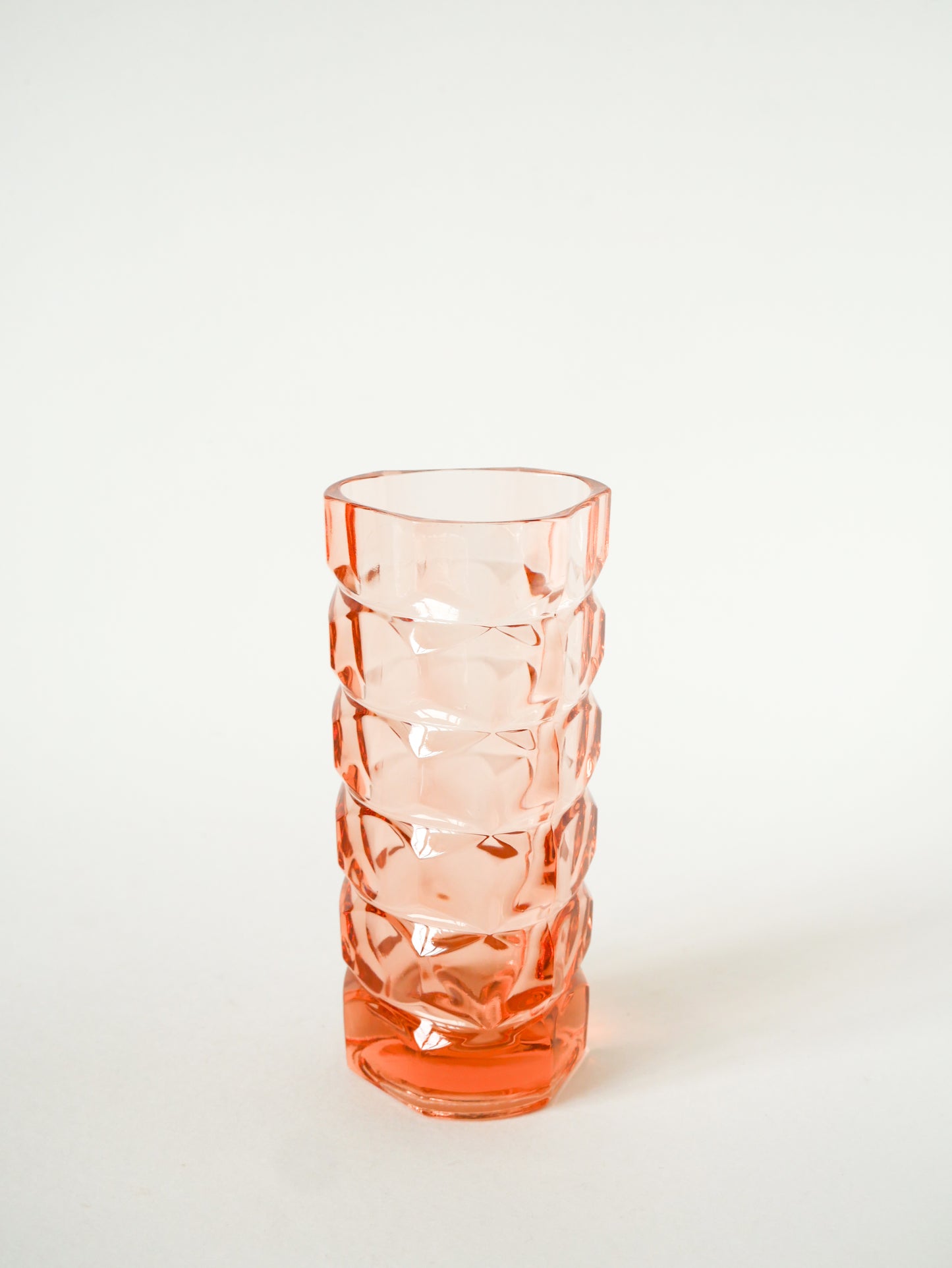 Vase en verre rose facetté, 1960