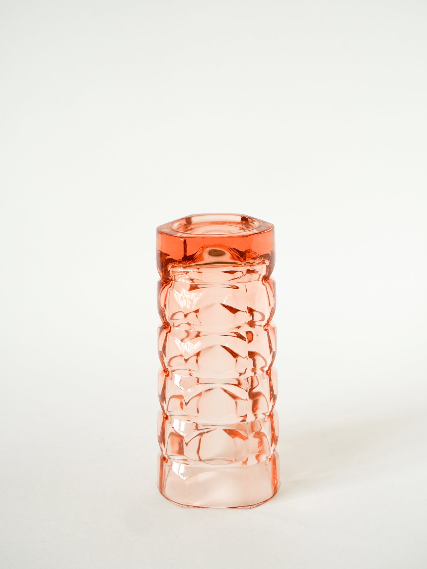 Vase en verre rose facetté, 1960