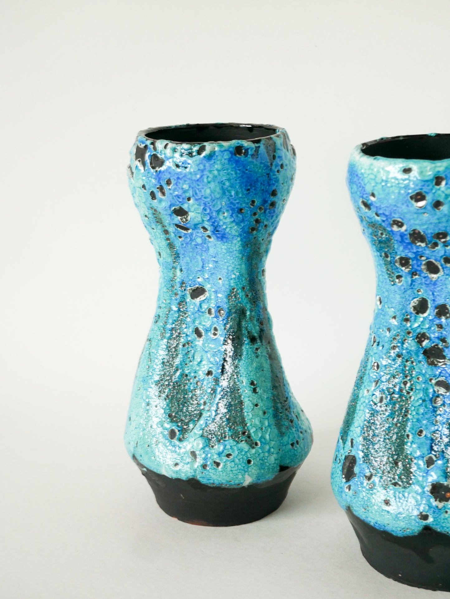 Paire de grands vases en Fat Lava, Bleu Ciel & Noir, 1970
